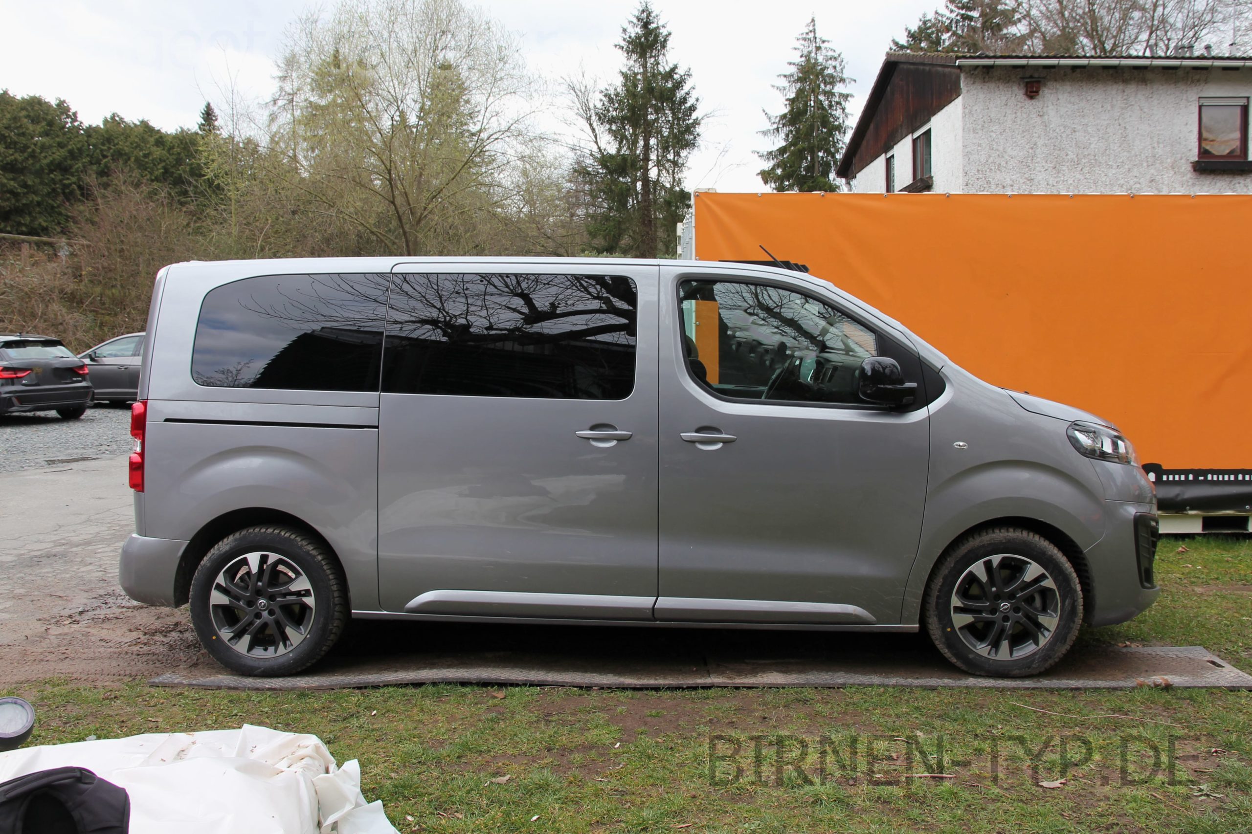 Seitenansicht des Peugeot Traveller 1 (2016 - heute) links rechts Fahrerseite Beifahrerseite