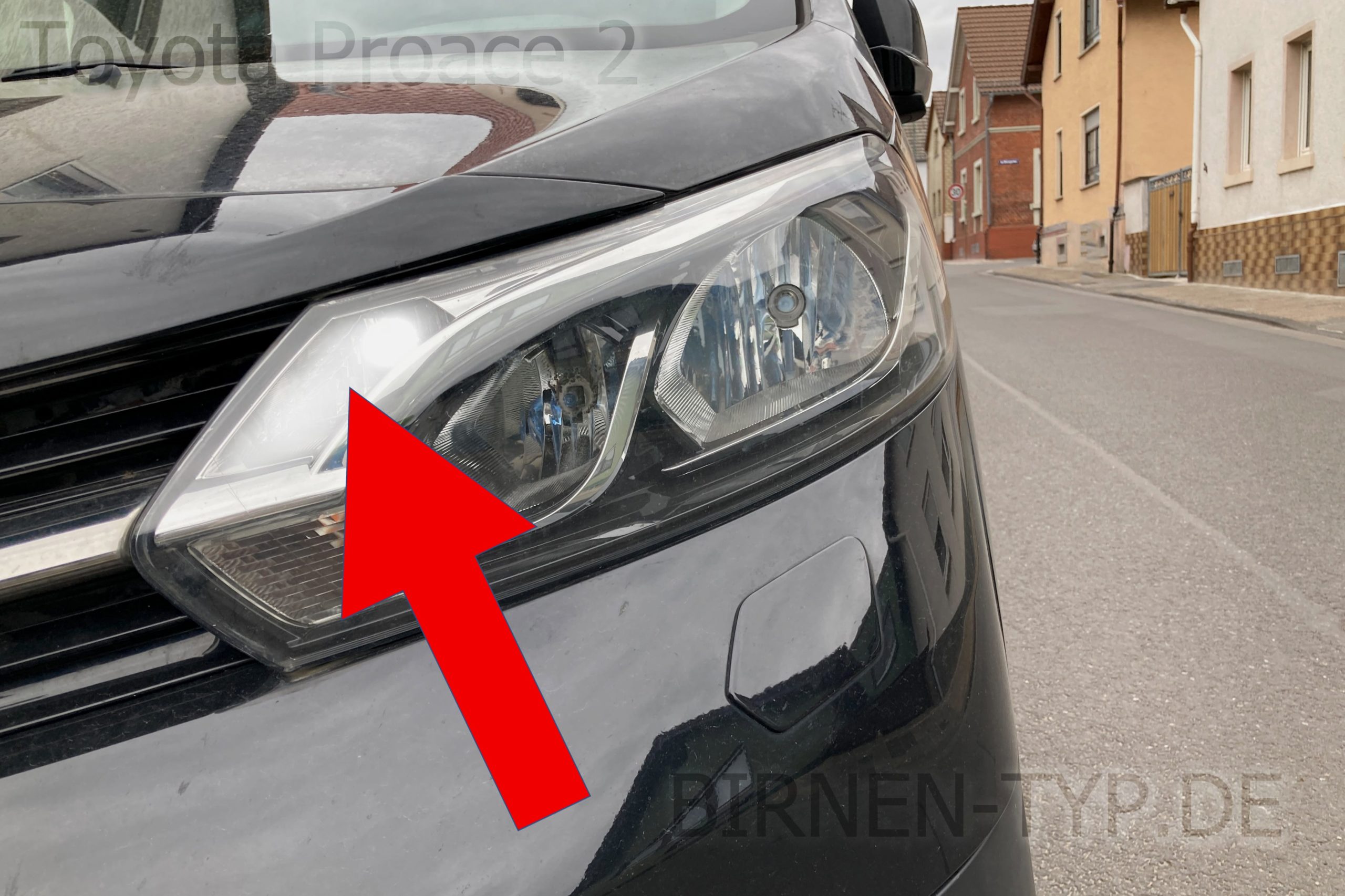 Standlicht-Birne für den Halogen-Front-Scheinwerfer des Toyota Proace 2 2016 heute links bzw. rechts ist defekt Die korrekte LED- od. W21:5W-Birne wechseln