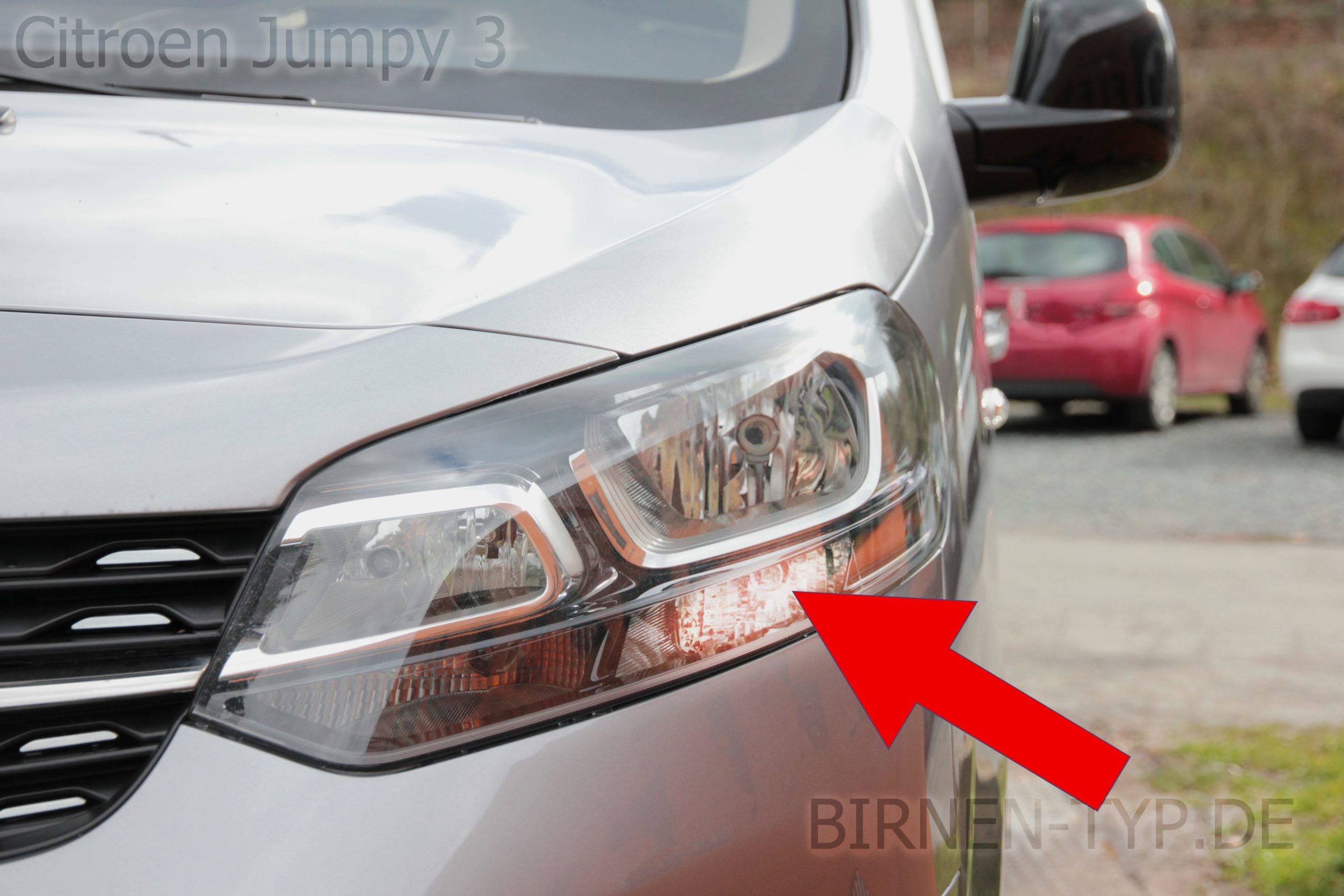 Standlicht-Birne für den einen Halogen-Front-Scheinwerfer des Citroën Jumpy 3 2016 heute links bzw. rechts ist defekt Die korrekte LED- od. W5W-Birne wechseln 2