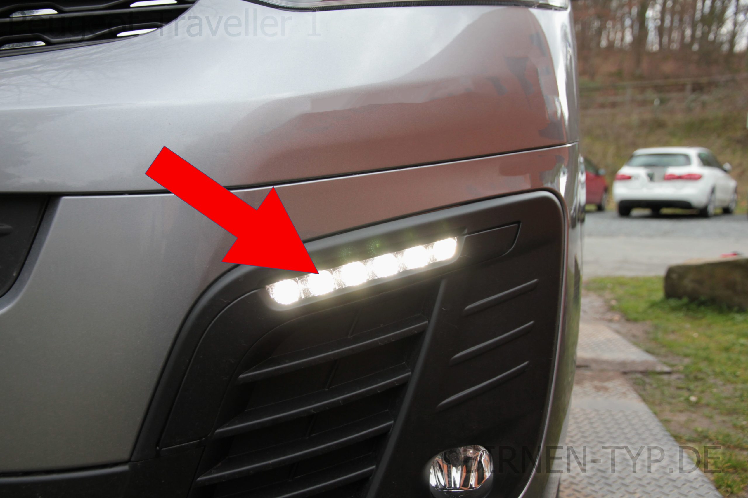 Tagfahrlicht-Birne für den einen Halogen-Front-Scheinwerfer des Peugeot Traveller 1 2016 heute links bzw. rechts ist defekt Die korrekte LED od. W21W-Birne kaufen