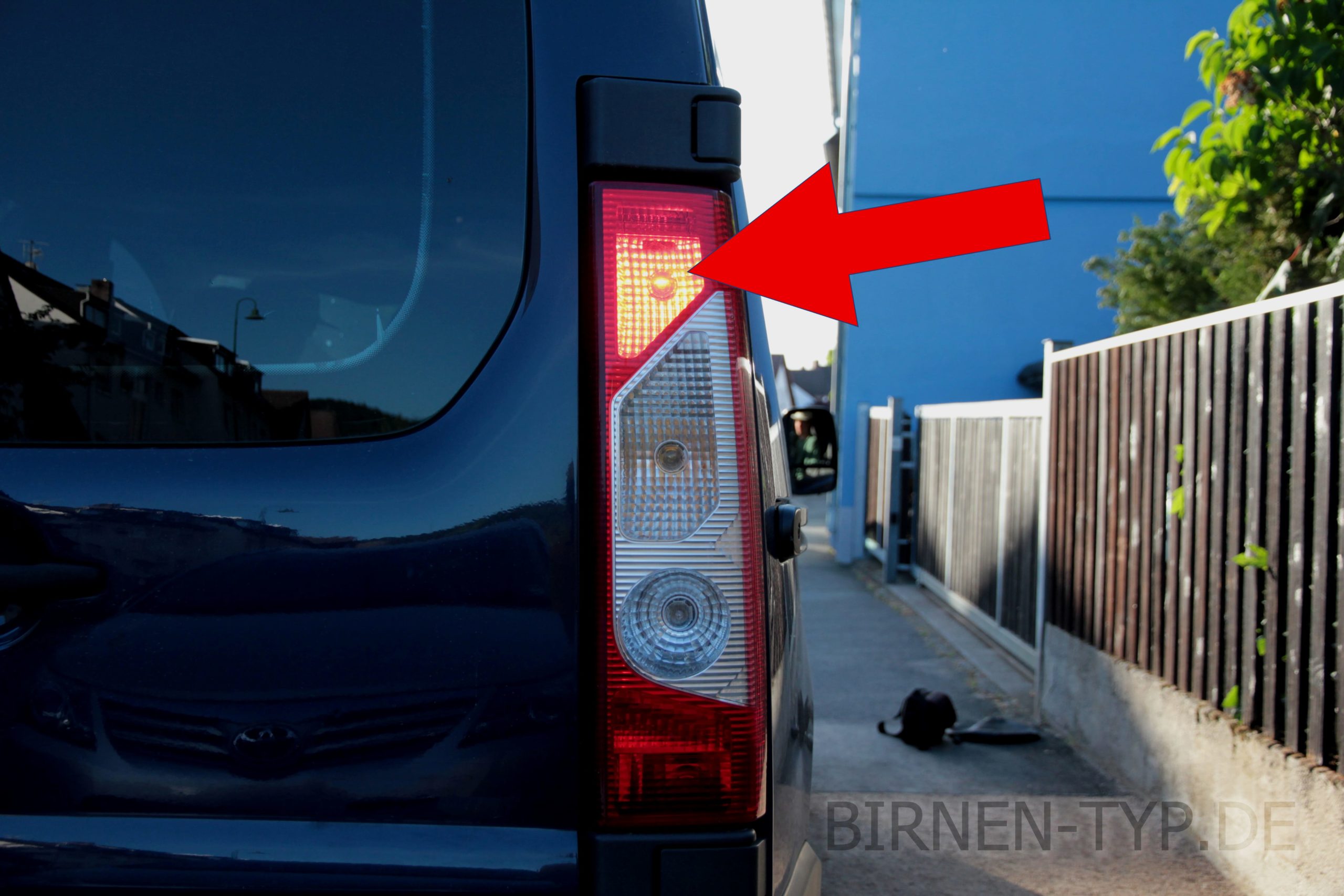 Bremslicht-Birne hinten links oder rechts im Rücklicht des Fiat Scudo 2 geht nicht Dies ist die korrekte Birne und so wechselt man sie P21:5W