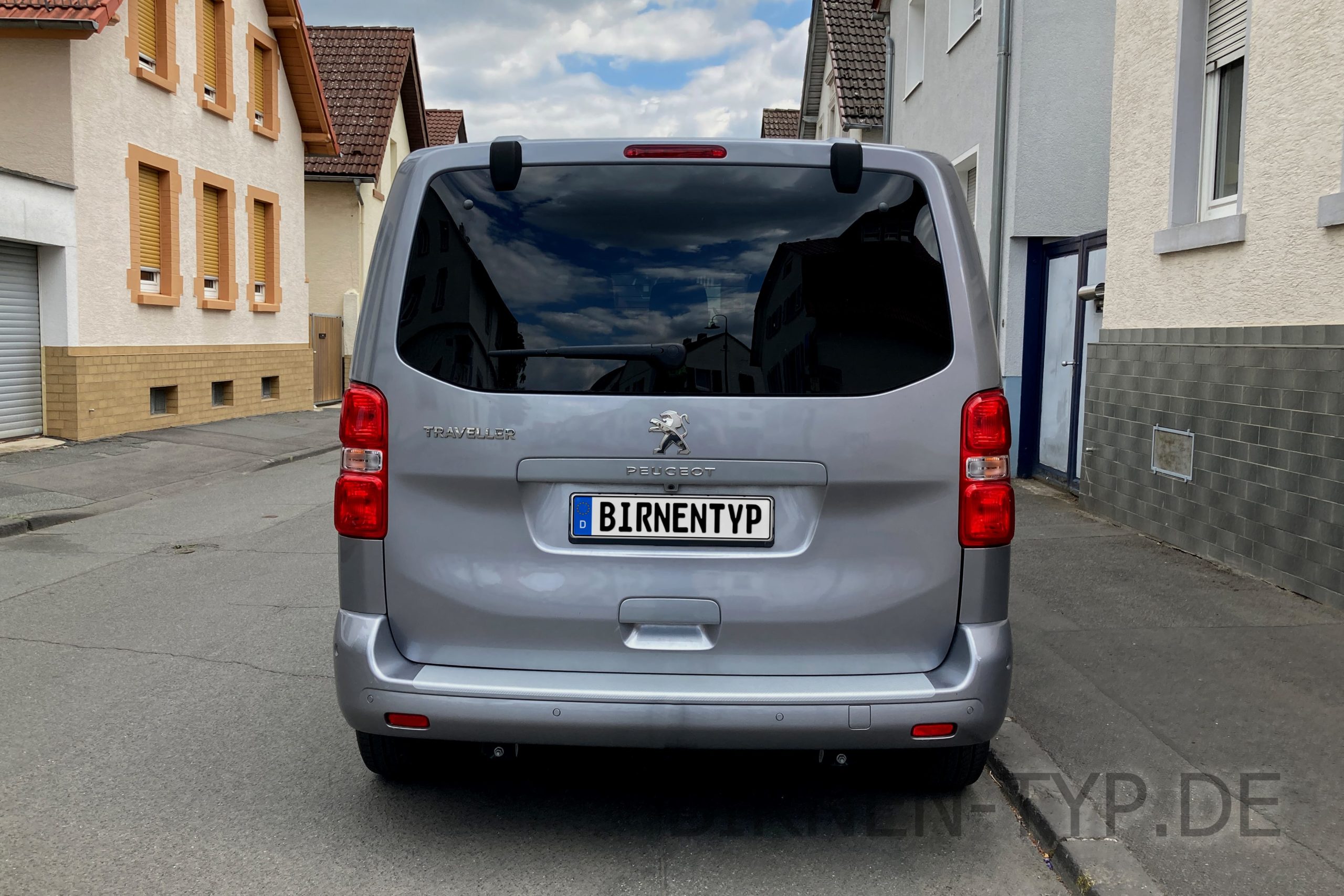 Heck-Ansicht des Peugeot Traveller 1 (Modell K0) 2016 - heute hinten.JPG