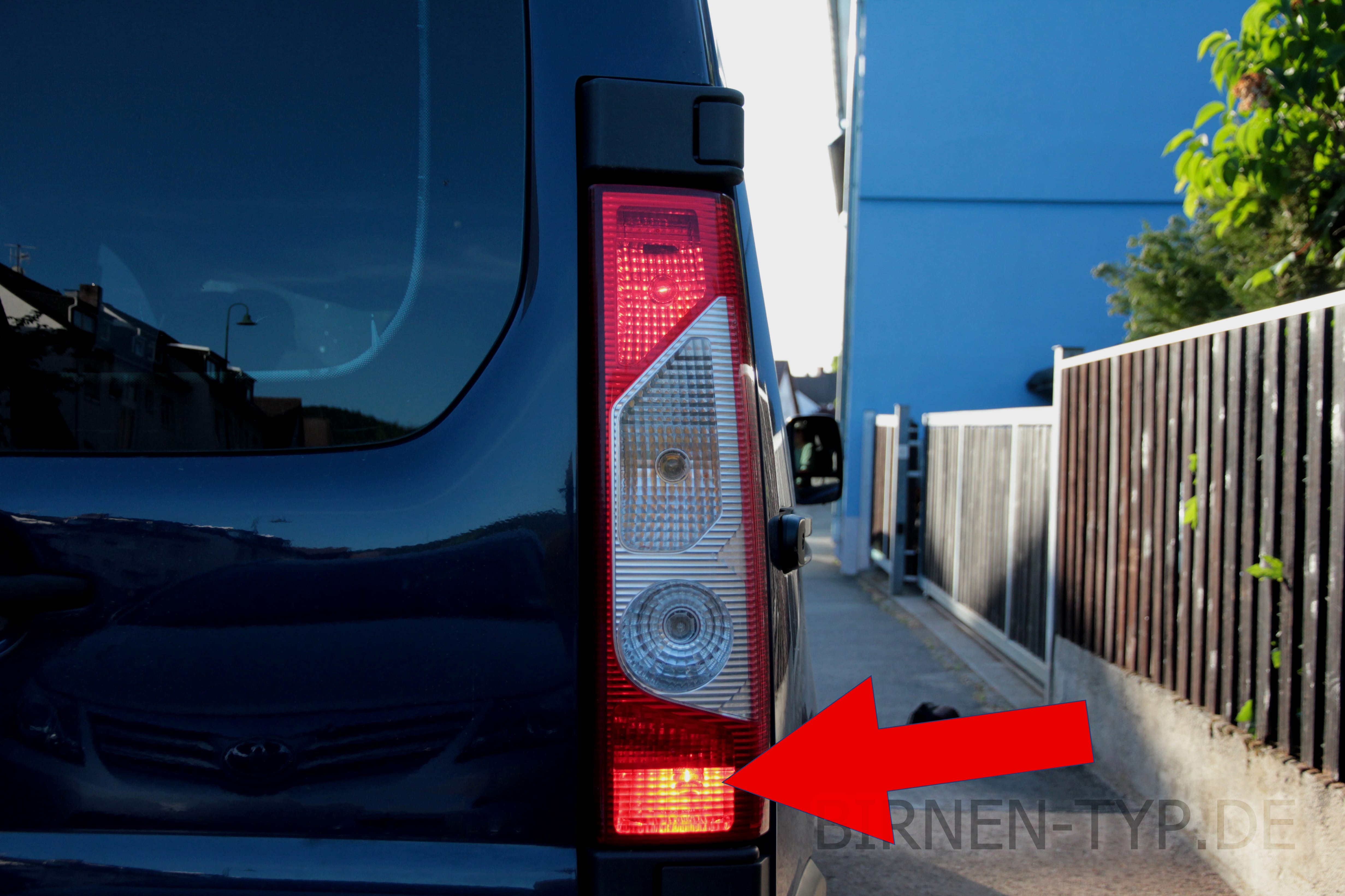 Nebelschlussleuchten-Birne hinten links oder rechts im Rücklicht des Peugeot Expert 2 geht nicht Welche ist die korrekte Birne Bild 1 P21W