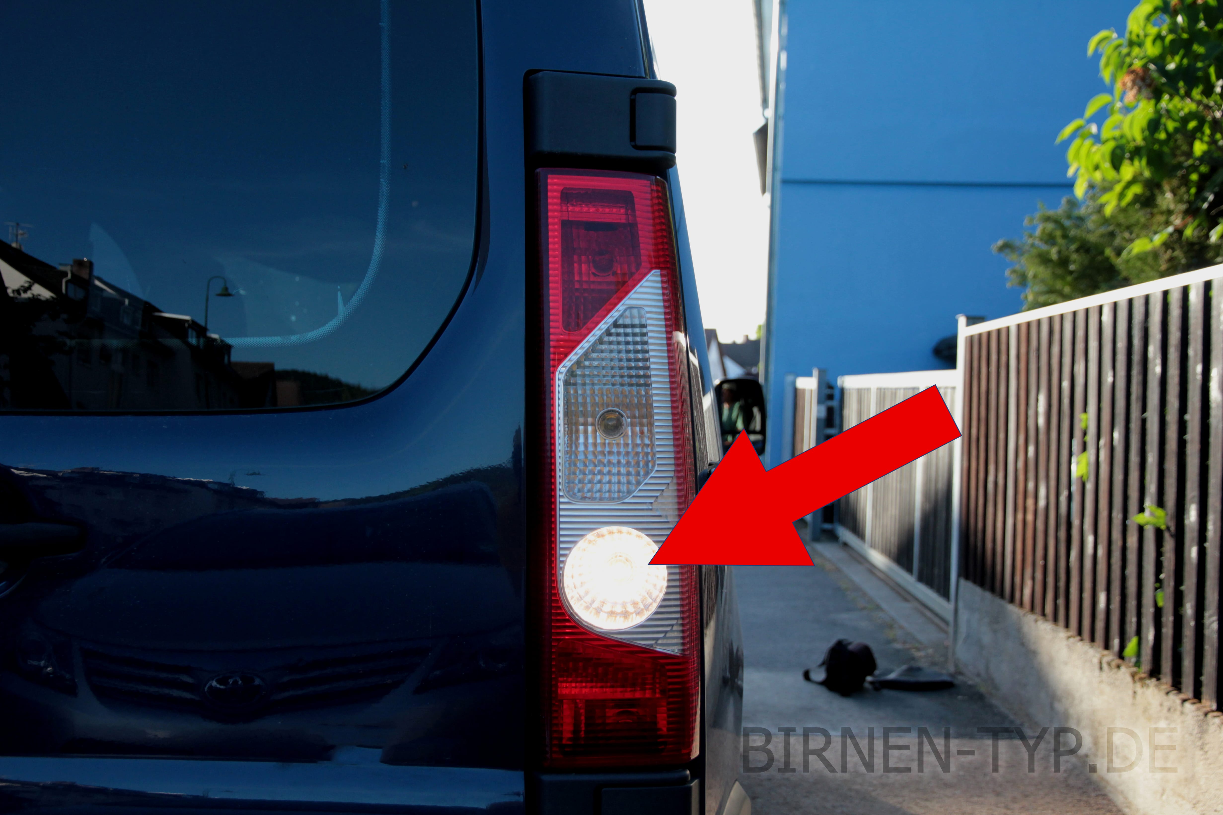 Rückfahr-Scheinwerfer-Birne hinten links oder rechts im Rücklicht des Peugeot Expert 2 geht nicht Welche ist die korrekte Birne Bild 1 P21W