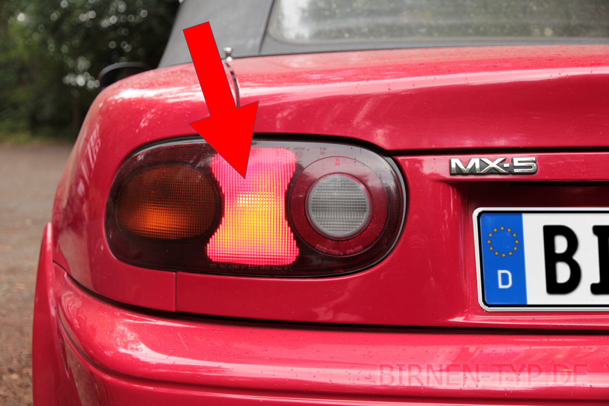 Bremslicht-Birne hinten links oder rechts im Rücklicht des Mazda MX-5 MIata 1 geht nicht Dies ist die korrekte Birne und so wechselt man sie P215W