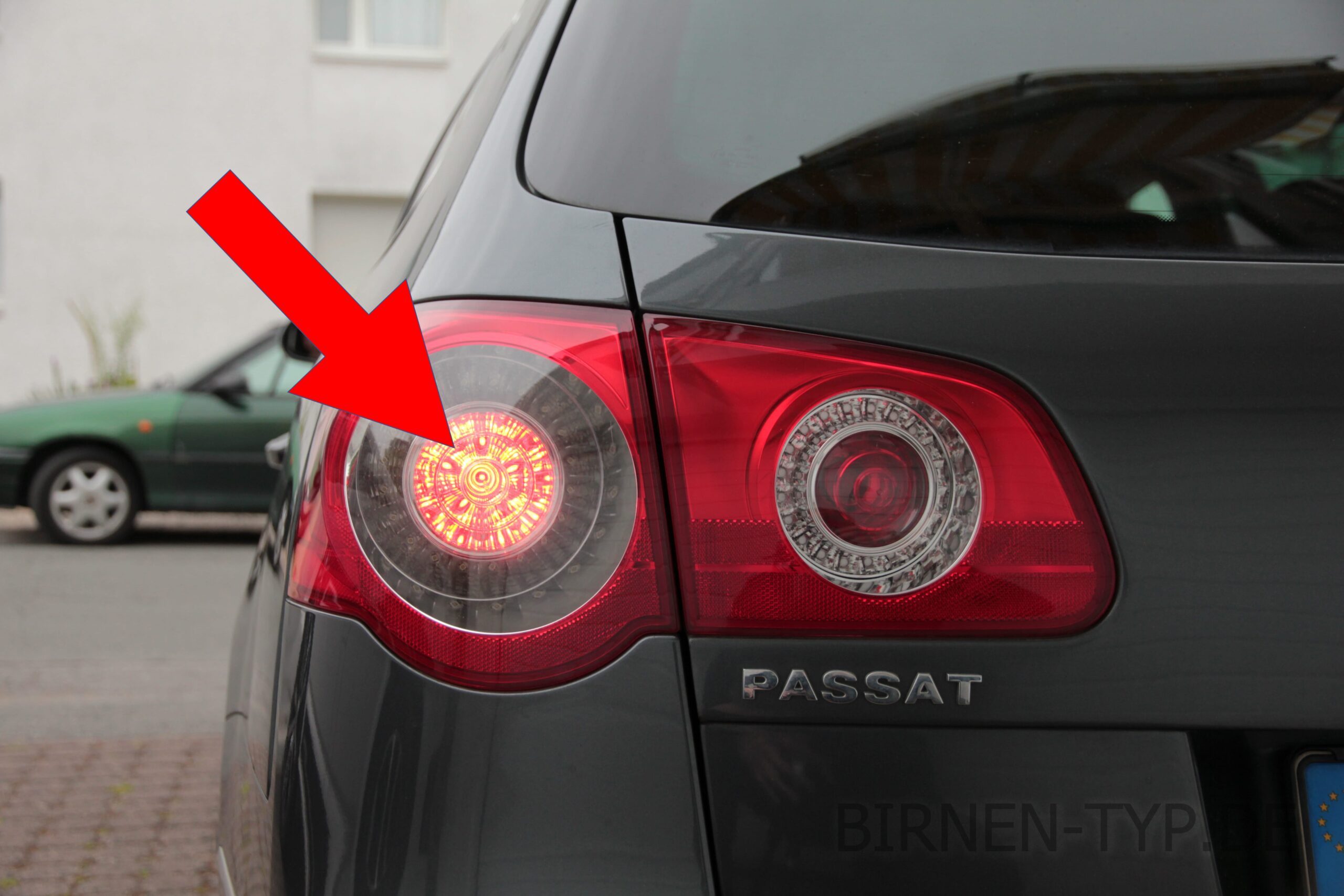 Bremslicht-Birne hinten links oder rechts im Rücklicht des Volkswagen VW Passat 6 geht nicht Dies ist die korrekte Birne und so wechselt man sie LED