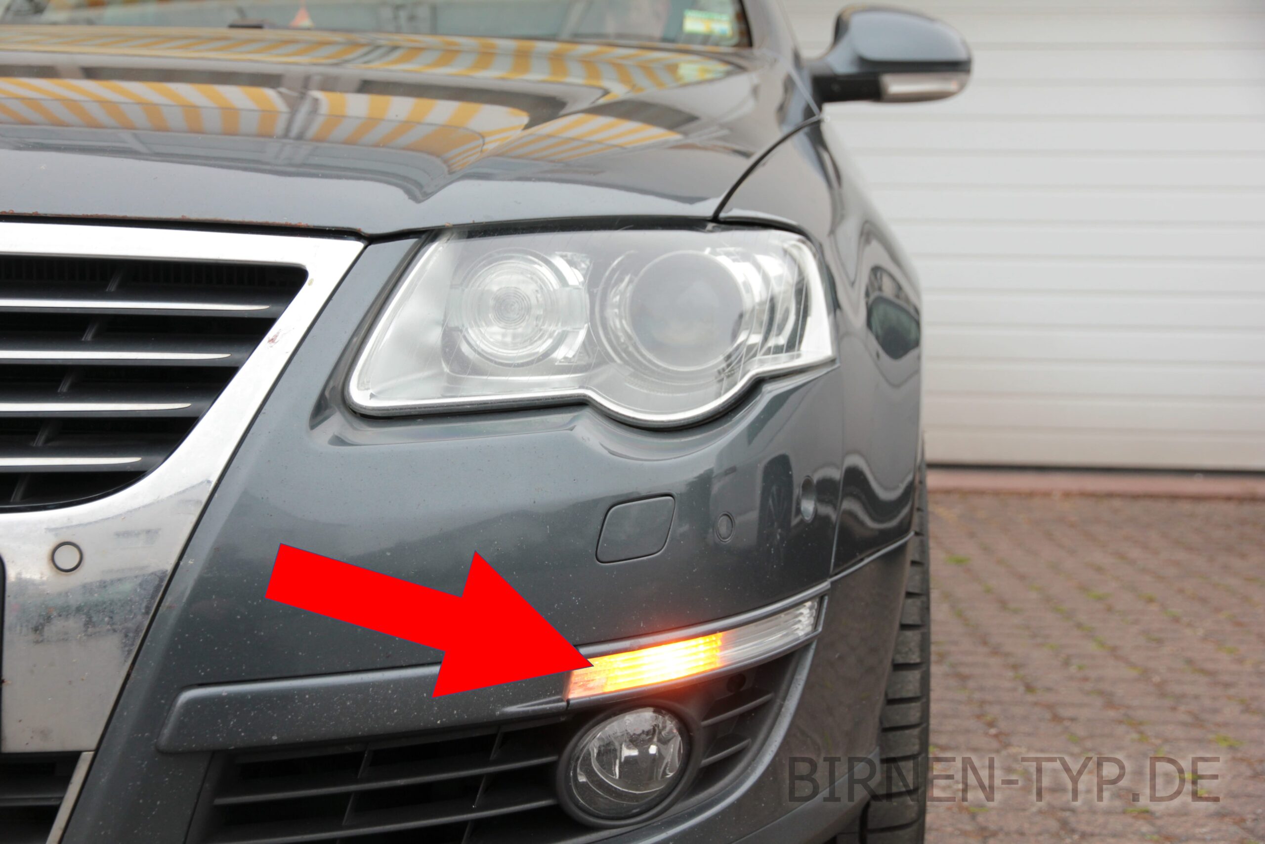 Die passende Blinker-Birne vorne links oder rechts im Xenon-Scheinwerfer des Volkswagen VW Passat 6 (2005-2011) ist diese H21W )