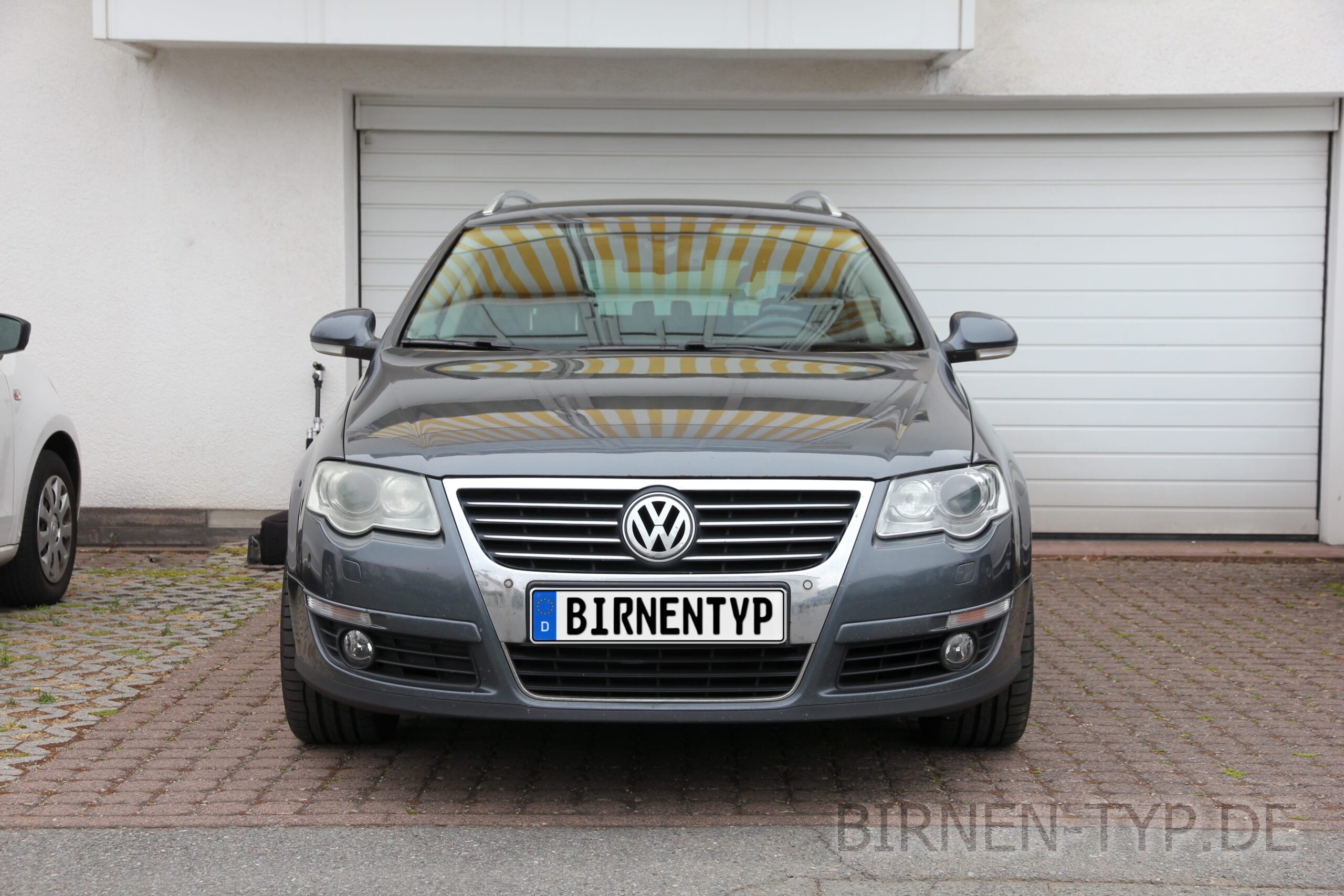 https://birnen-typ.de/wp-content/uploads/2023/10/Front-Ansicht-des-Volkswagen-VW-Passat-6-Baujahr-von-03-2005-bis-11-2011-vorne-1-scaled.jpg
