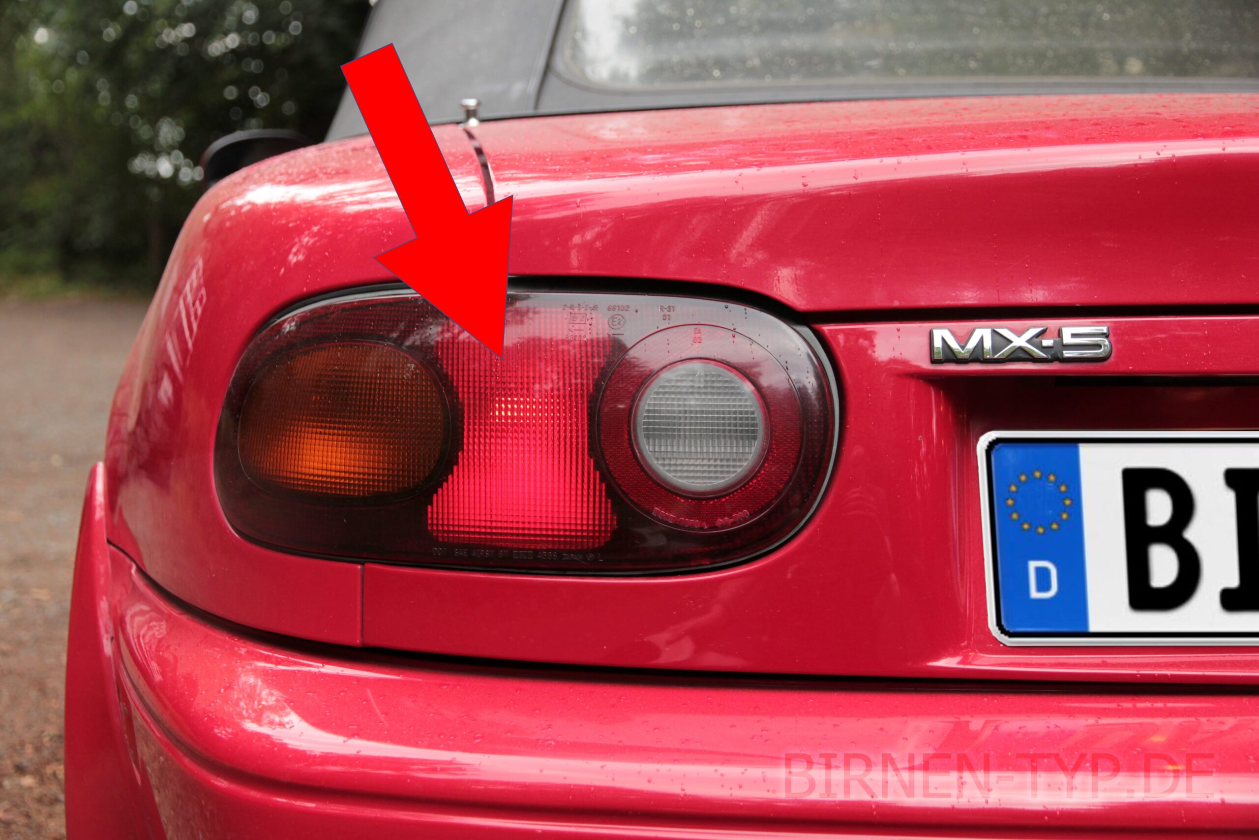 Rücklicht-Birne hinten links oder rechts im Rückleuchte des Mazda MX-5 MIata 1 geht nicht Das ist die korrekte Birne P215W Wackelkontakt