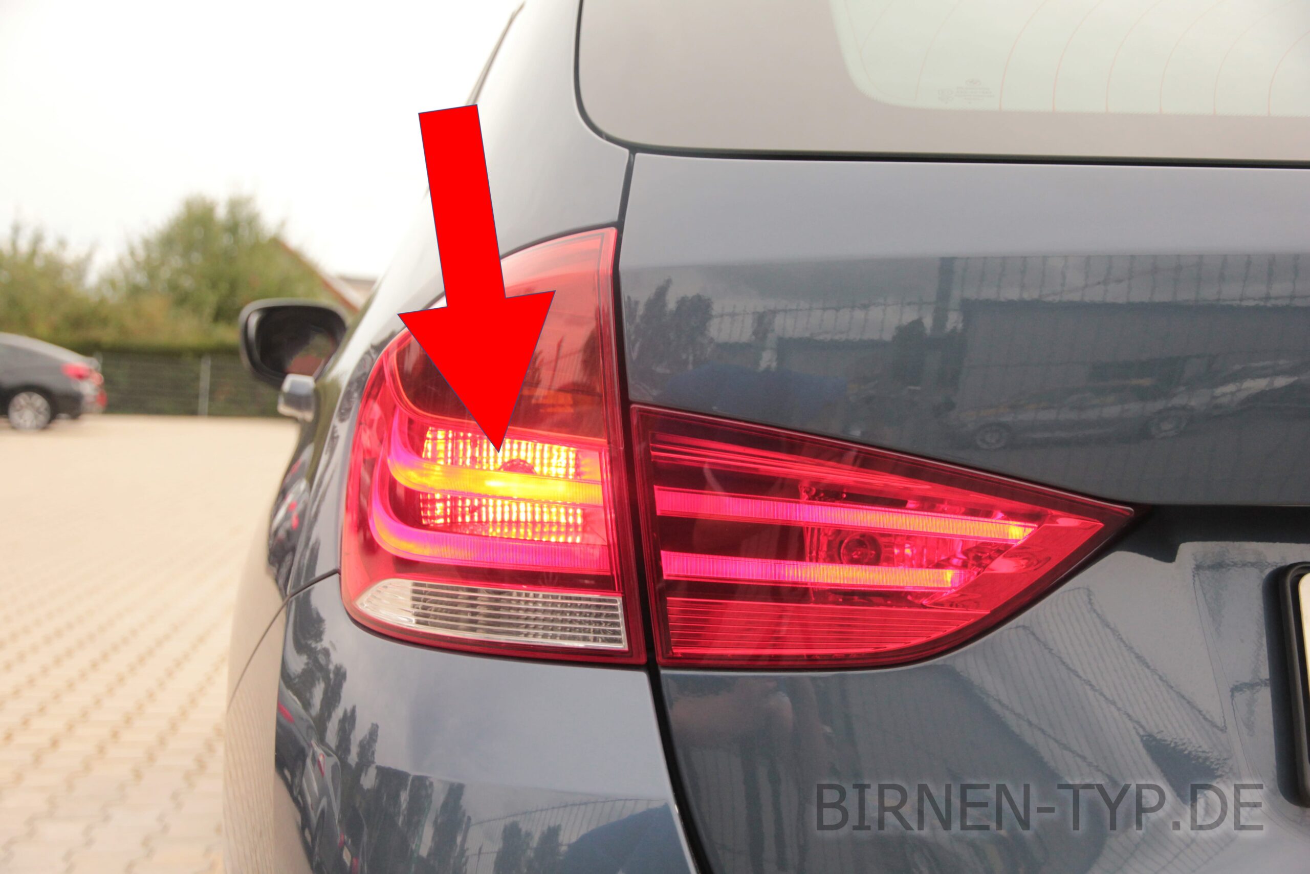 Bremslicht-Birne hinten links oder rechts im Rücklicht des BMW X1 1 geht nicht Dies ist die korrekte Birne und so wechselt man sie P21W