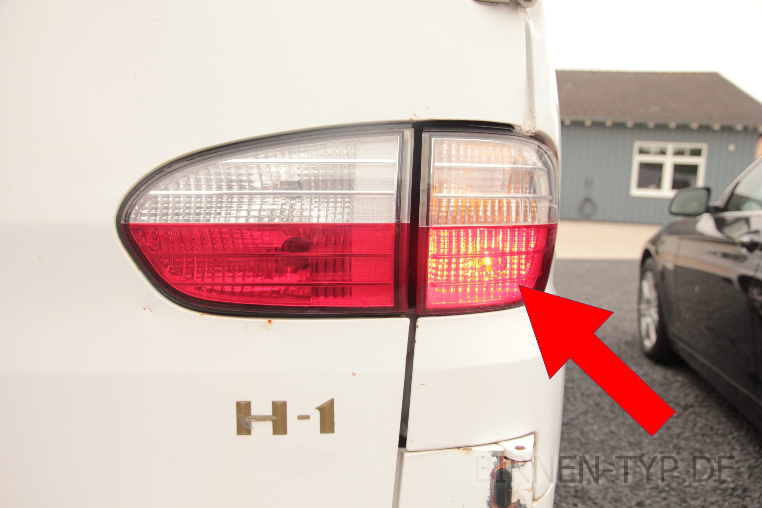 Bremslicht-Birne hinten links oder rechts im Rücklicht des Hyundai H-1 Starex Libero 1 geht nicht Dies ist die korrekte Birne und so wechselt man sie P215W