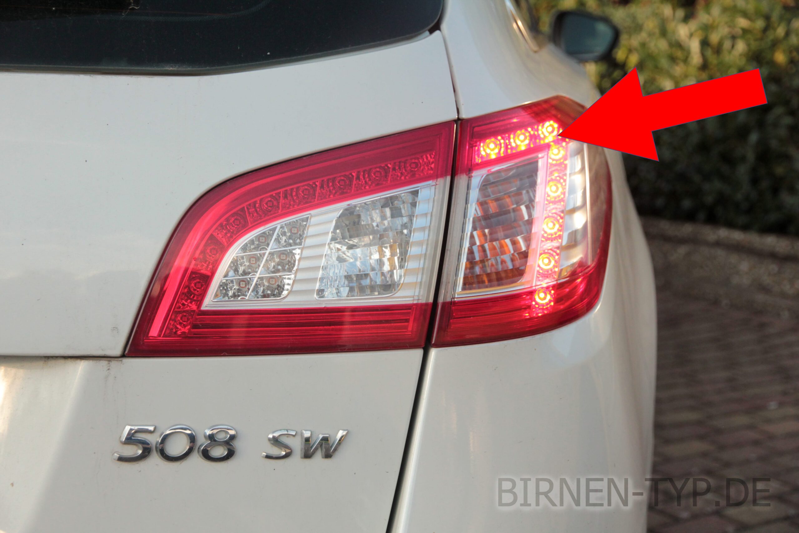 Bremslicht-Birne hinten links oder rechts im Rücklicht des Peugeot 508 1 geht nicht Dies ist die korrekte Birne und so wechselt man sie LED