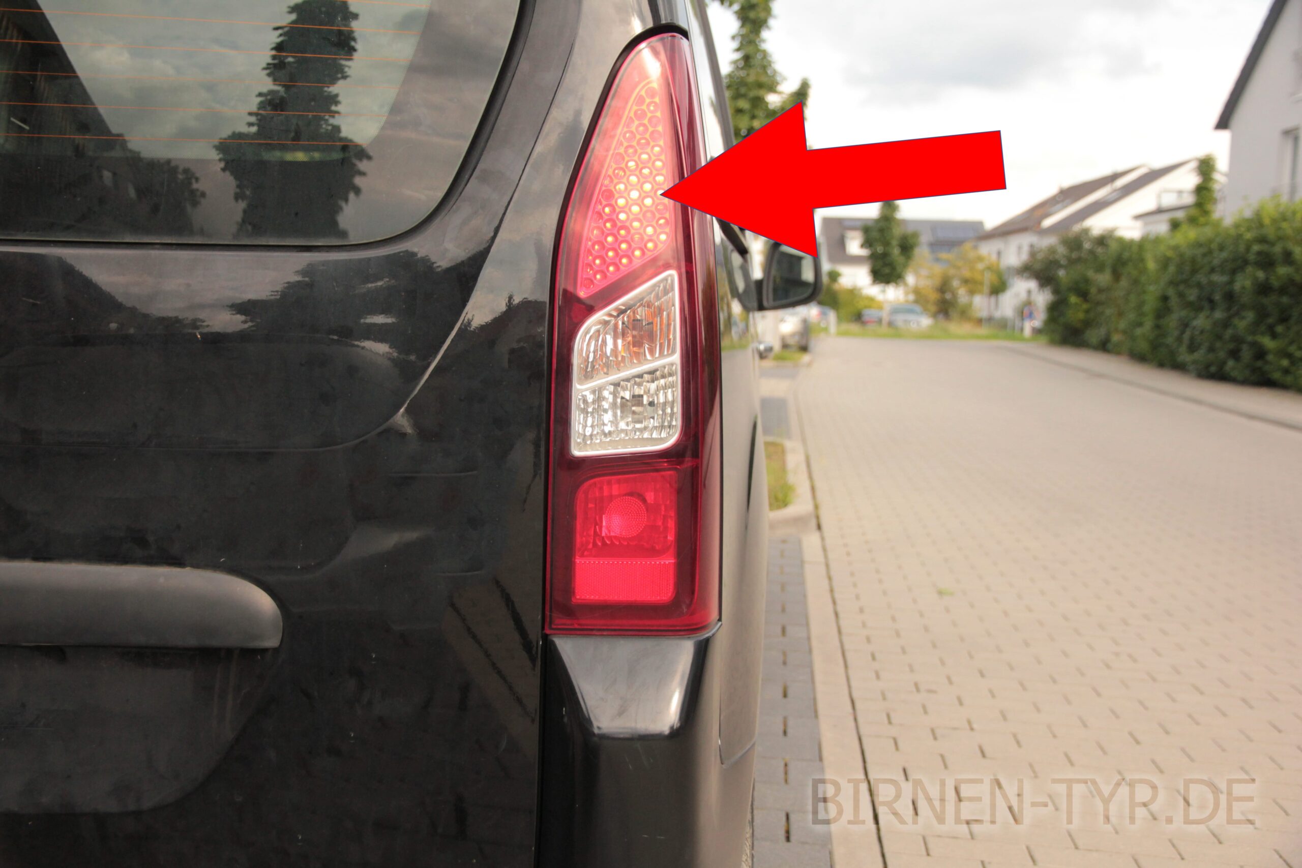 Bremslicht-Birne hinten links oder rechts im Rücklicht des Peugeot Partner Tepee 2 geht nicht Dies ist die korrekte Birne und so wechselt man sie P215W