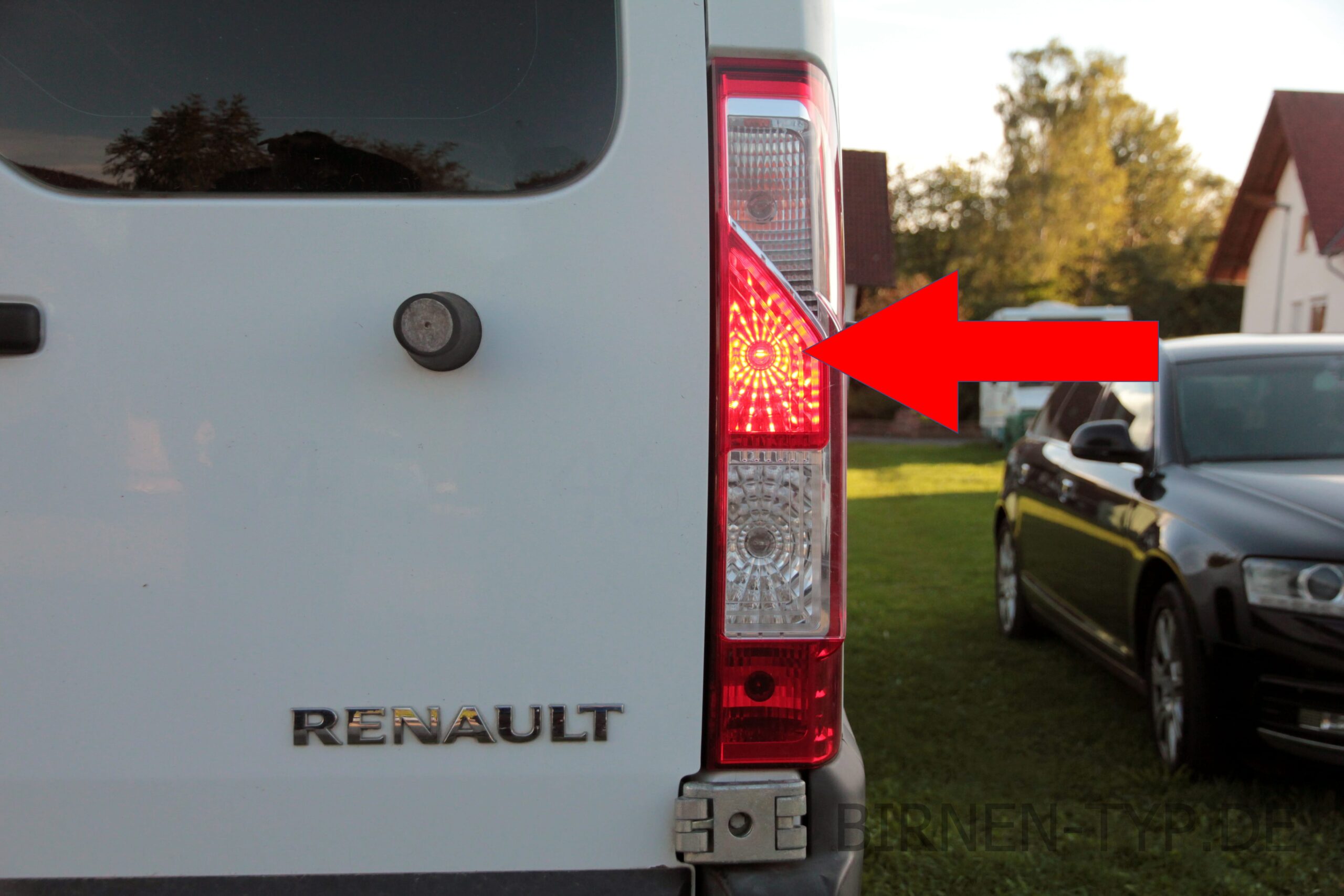 Bremslicht-Birne hinten links oder rechts im Rücklicht des Renault Master 3 geht nicht Dies ist die korrekte Birne und so wechselt man sie P215W