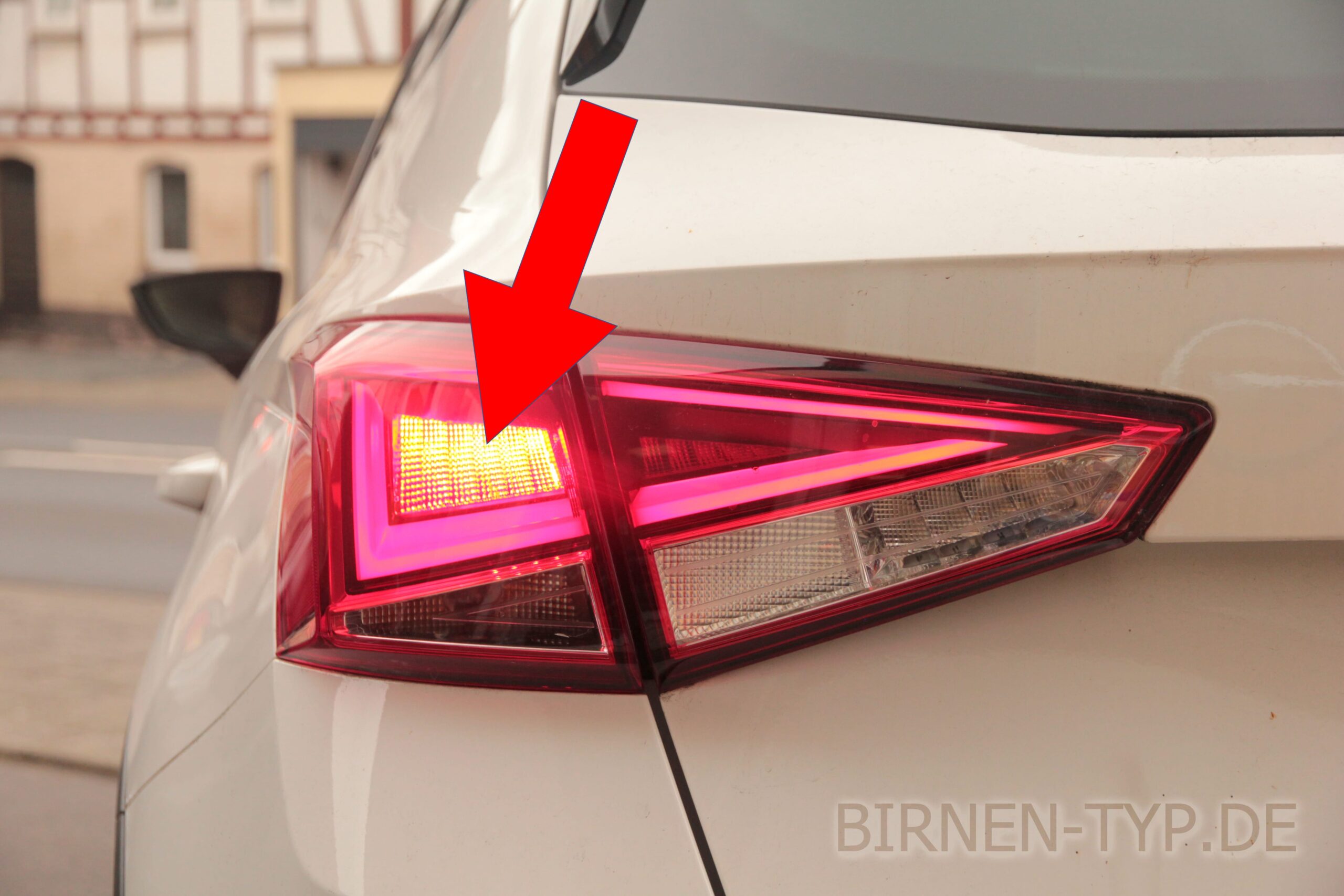 Bremslicht-Birne hinten links oder rechts im Rücklicht des Seat Arona 1 geht nicht Dies ist die korrekte Birne und so wechselt man sie P21W