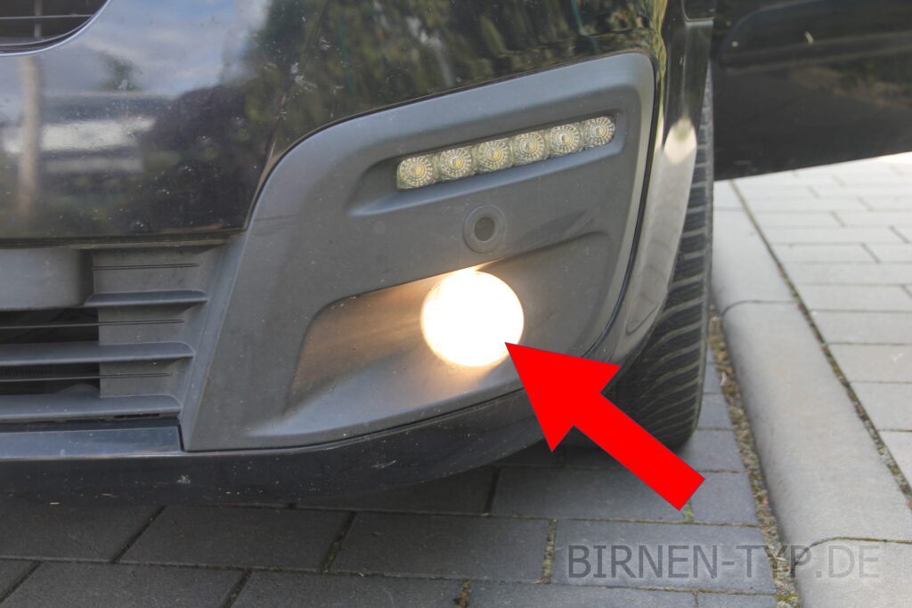 Defekte Nebelscheinwerfer-Birne für den Citroën Berlingo 2 (Baujahr 2008 bis 2018) links oder rechts ist kaputt Die korrekte Birne kaufen H1 od. H11