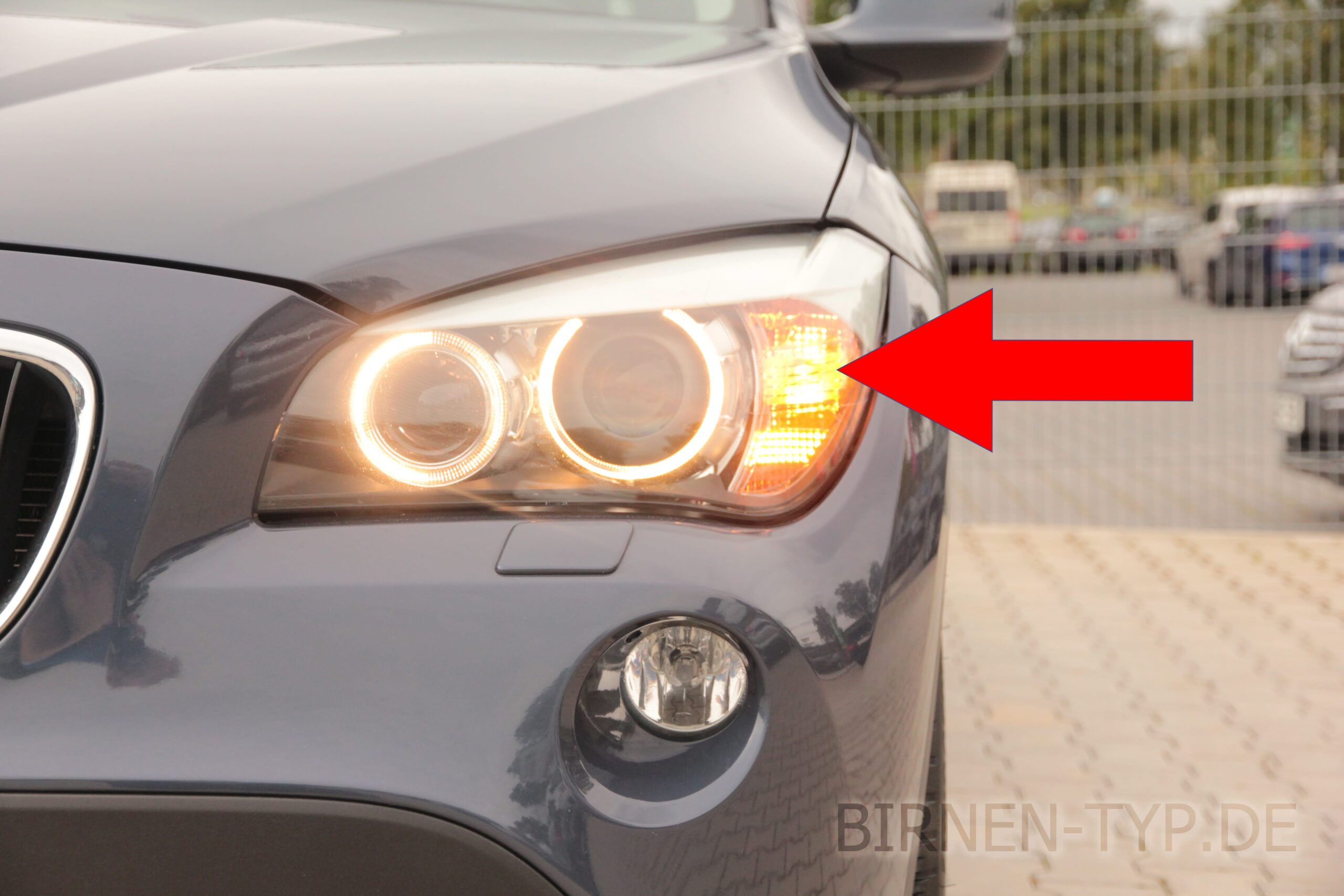 Die passende Blinker-Birne vorne links oder rechts im Bi-Xenon-Scheinwerfer des BMW X1 1 (2009-2015) ist diese PY21W )