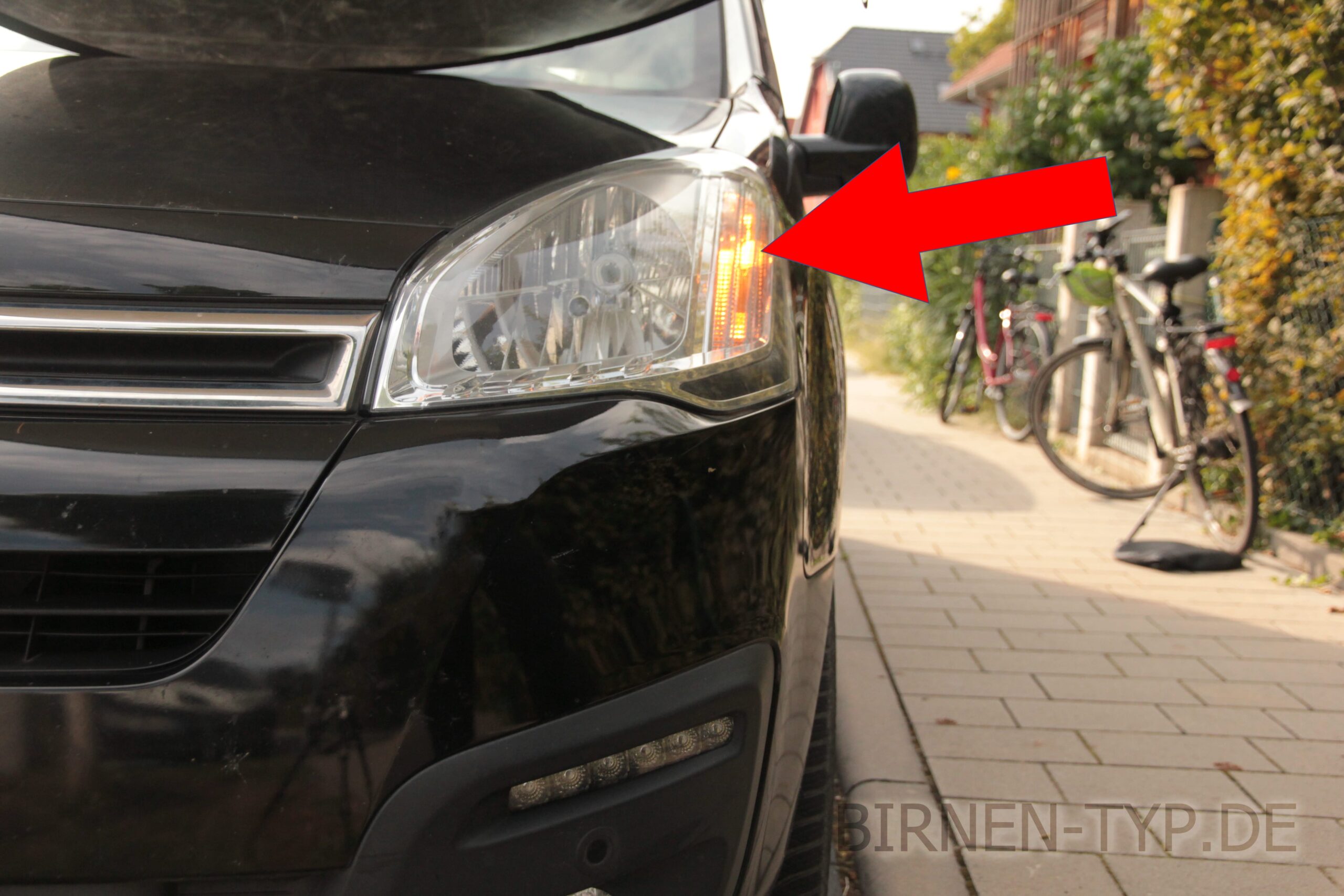 Die passende Blinker-Birne vorne links oder rechts im Citroën Facelift (2012) Halogen-Scheinwerfer des Peugeot Partner Tepee 2 (2008-2018) ist diese PY21W )