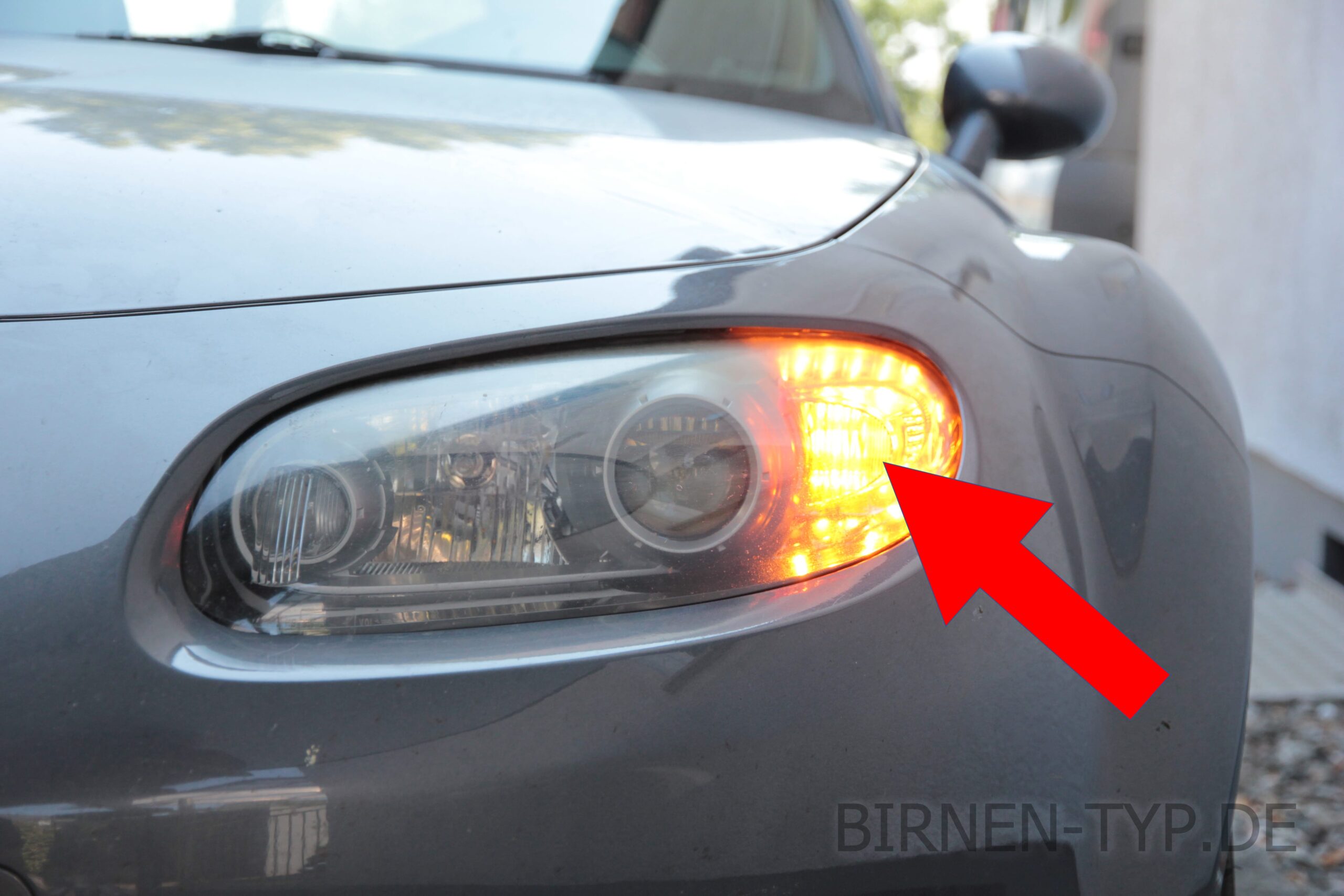 Die passende Blinker-Birne vorne links oder rechts im Halogen-Scheinwerfer des Volkswagen VW Passat 5 (2000-2005) ist diese PY21W )