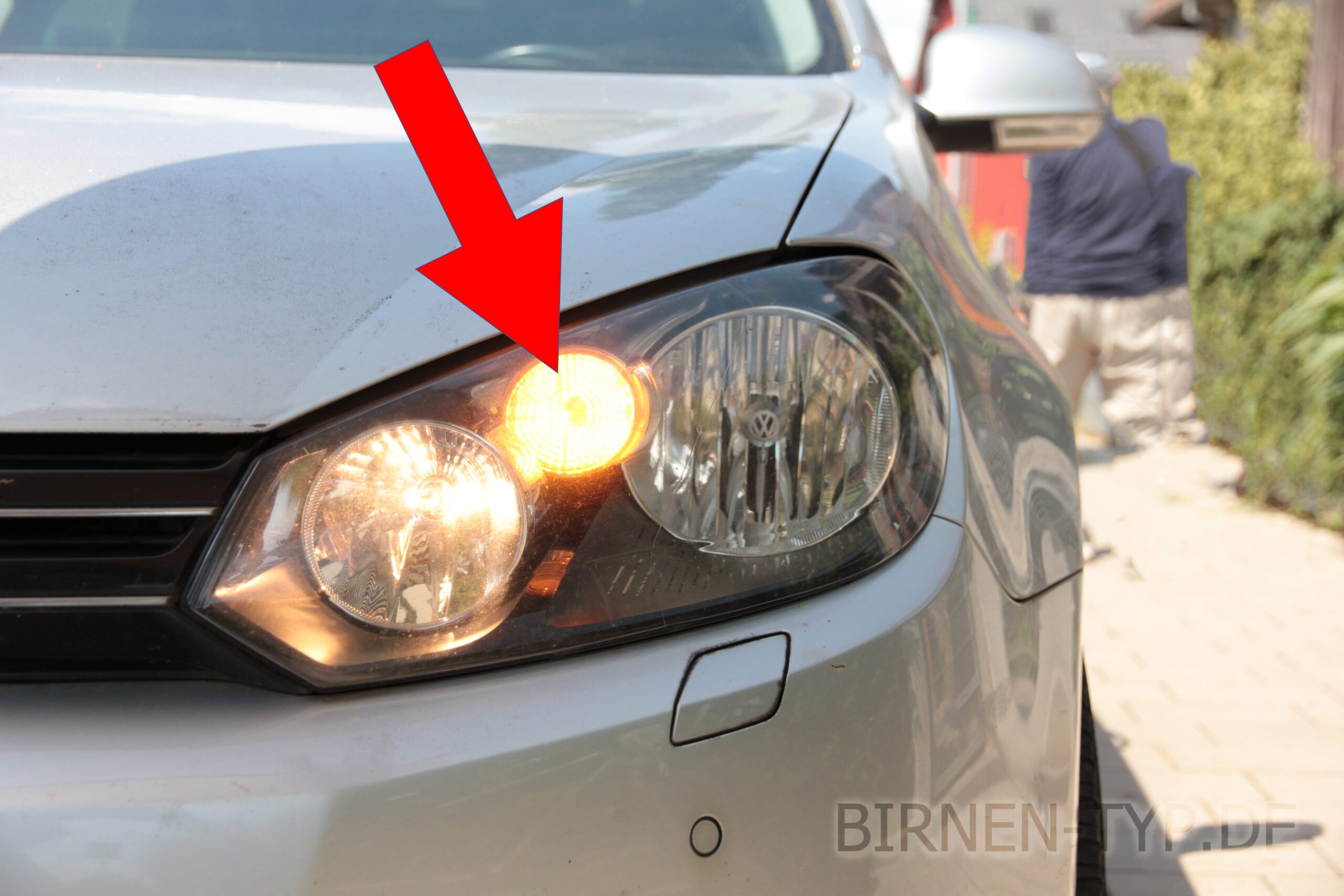 Die passende Blinker-Birne vorne links oder rechts im Halogen-Scheinwerfer des Volkswagen VW Golf 6 (2009-2014) ist diese PSY24W )