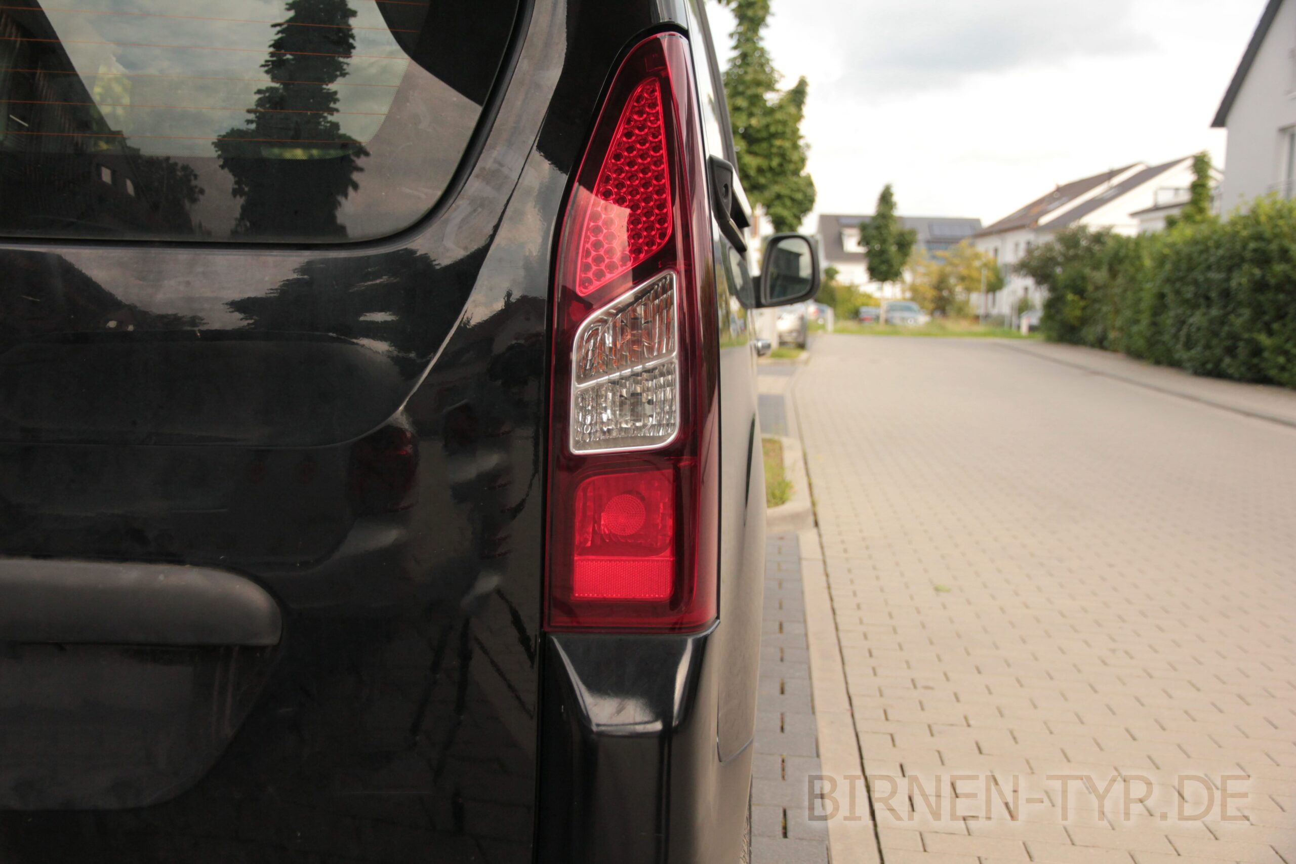 Dies ist die Rückleuchte mit Rücklicht des Peugeot Partner Tepee 2 B9