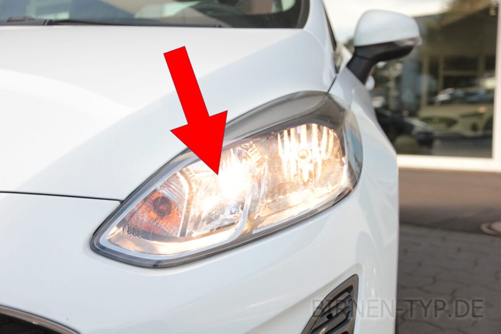 Fernlicht-Birne für den Halogen-Front-Scheinwerfer des Ford Fiesta MK7 links bzw. rechts geht nicht Die richtige H15 od. H1-Birne kaufen