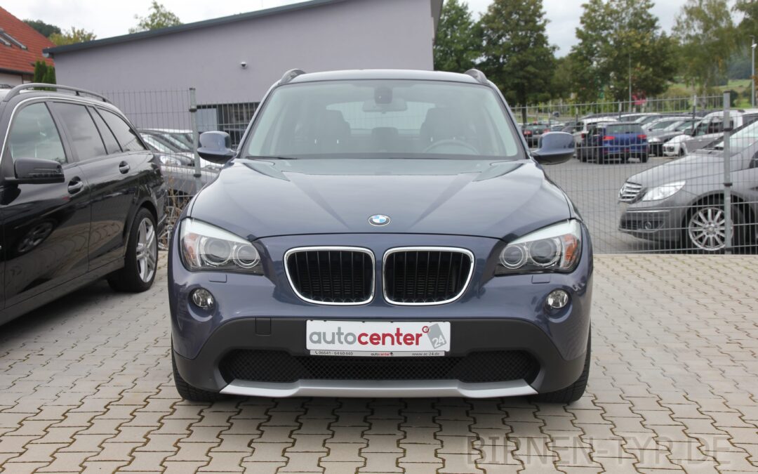 Front-Ansicht des BMW X1 1 Baujahr von 03-2009 bis 06-2015 vorne