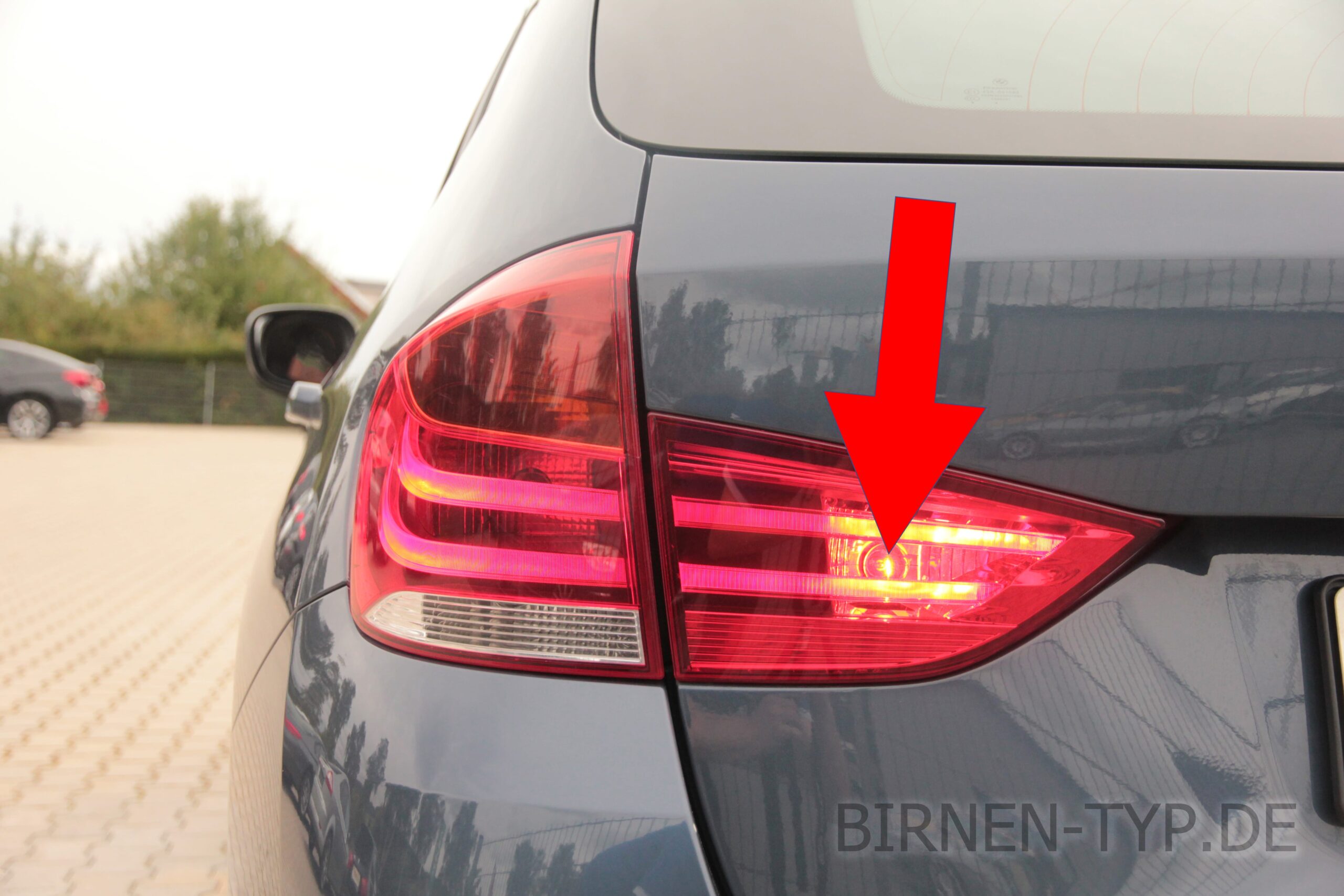 Nebelschlussleuchten-Birne hinten links oder rechts im Rücklicht des BMW X1 1 geht nicht Welche ist die korrekte Birne Bild 1 P21W