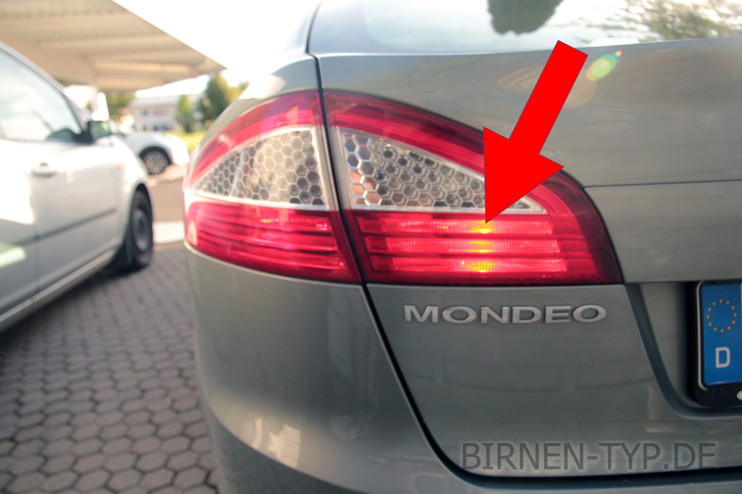 Nebelschlussleuchten-Birne hinten links oder rechts im Rücklicht des Ford Mondeo MK4 geht nicht Welche ist die korrekte Birne Bild 1 P214W od. H21Wc