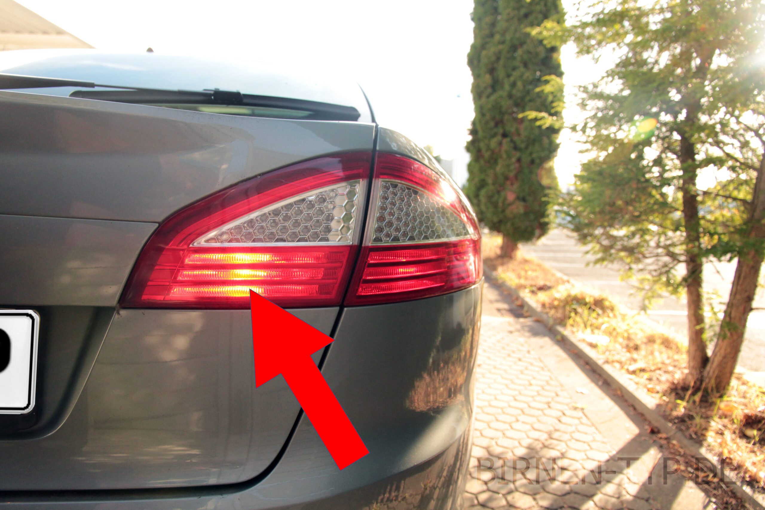 Nebelschlussleuchten-Birne hinten links oder rechts im Rücklicht des Ford Mondeo MK4 geht nicht Welche ist die korrekte Birne Bild 2 P214W od. H21W