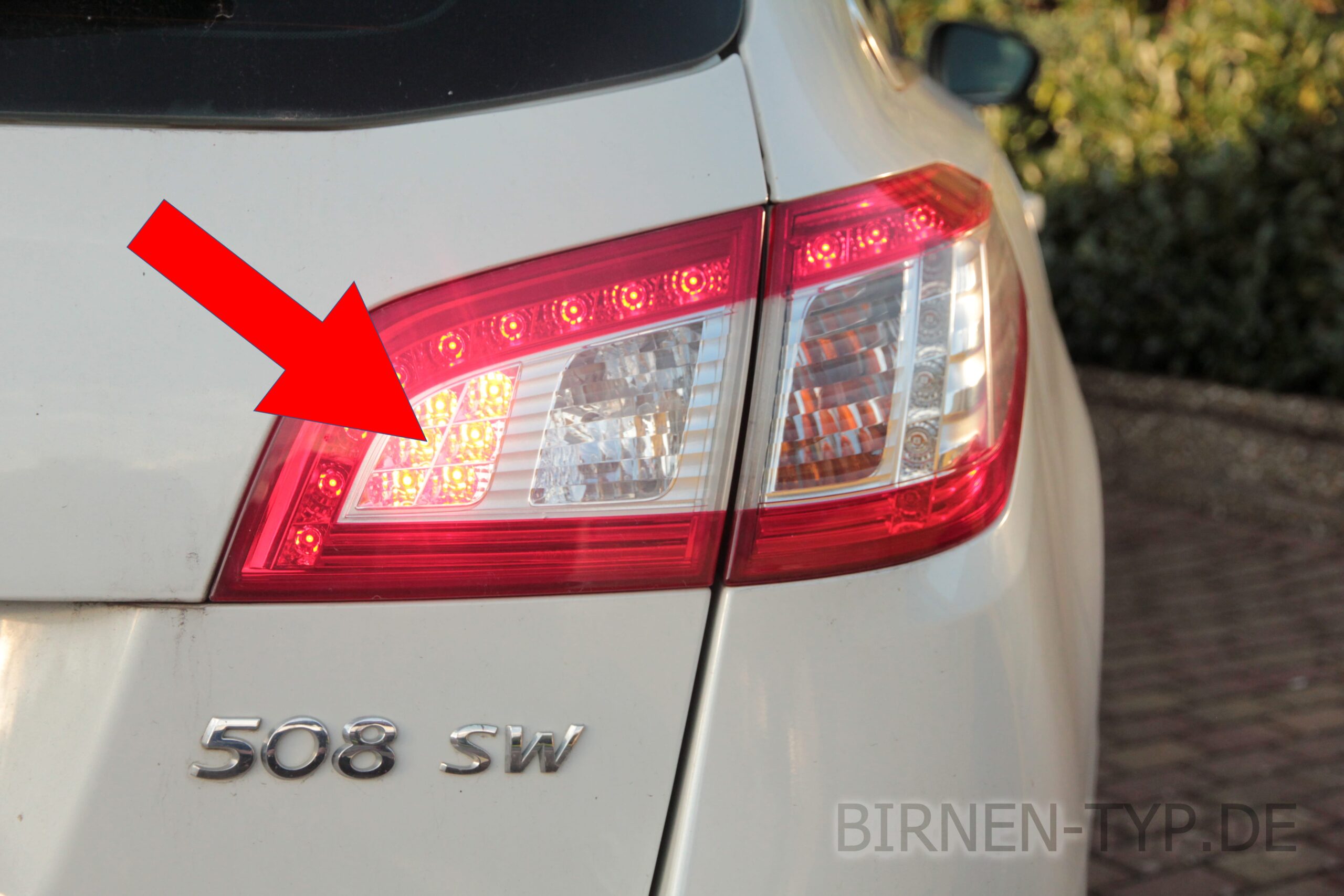 Nebelschlussleuchten-Birne hinten links oder rechts im Rücklicht des Peugeot 508 1 geht nicht Welche ist die korrekte Birne Bild 1 H21W