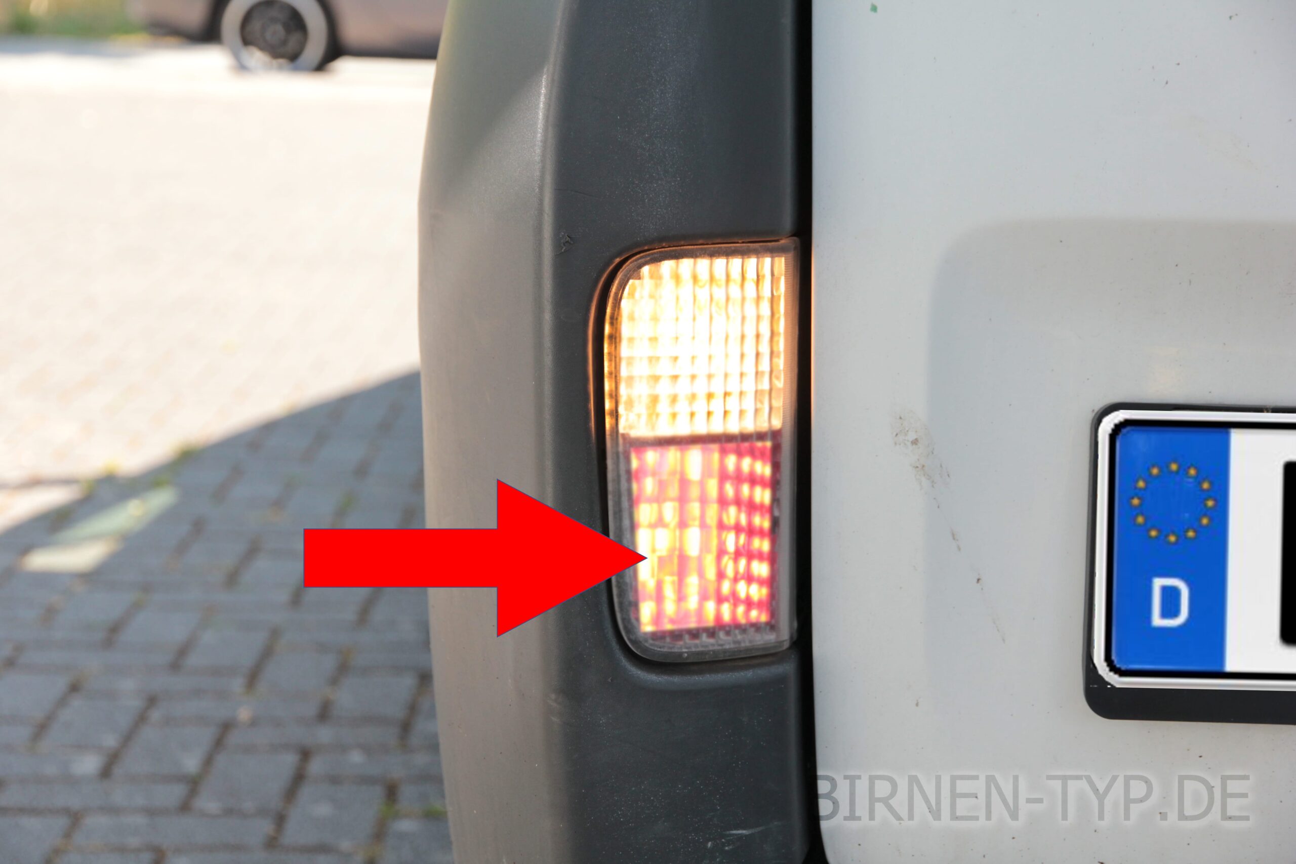 Nebelschlussleuchten-Birne hinten links oder rechts im Rücklicht des Renault Trafic 2 geht nicht Welche ist die korrekte Birne Bild 1 P21W