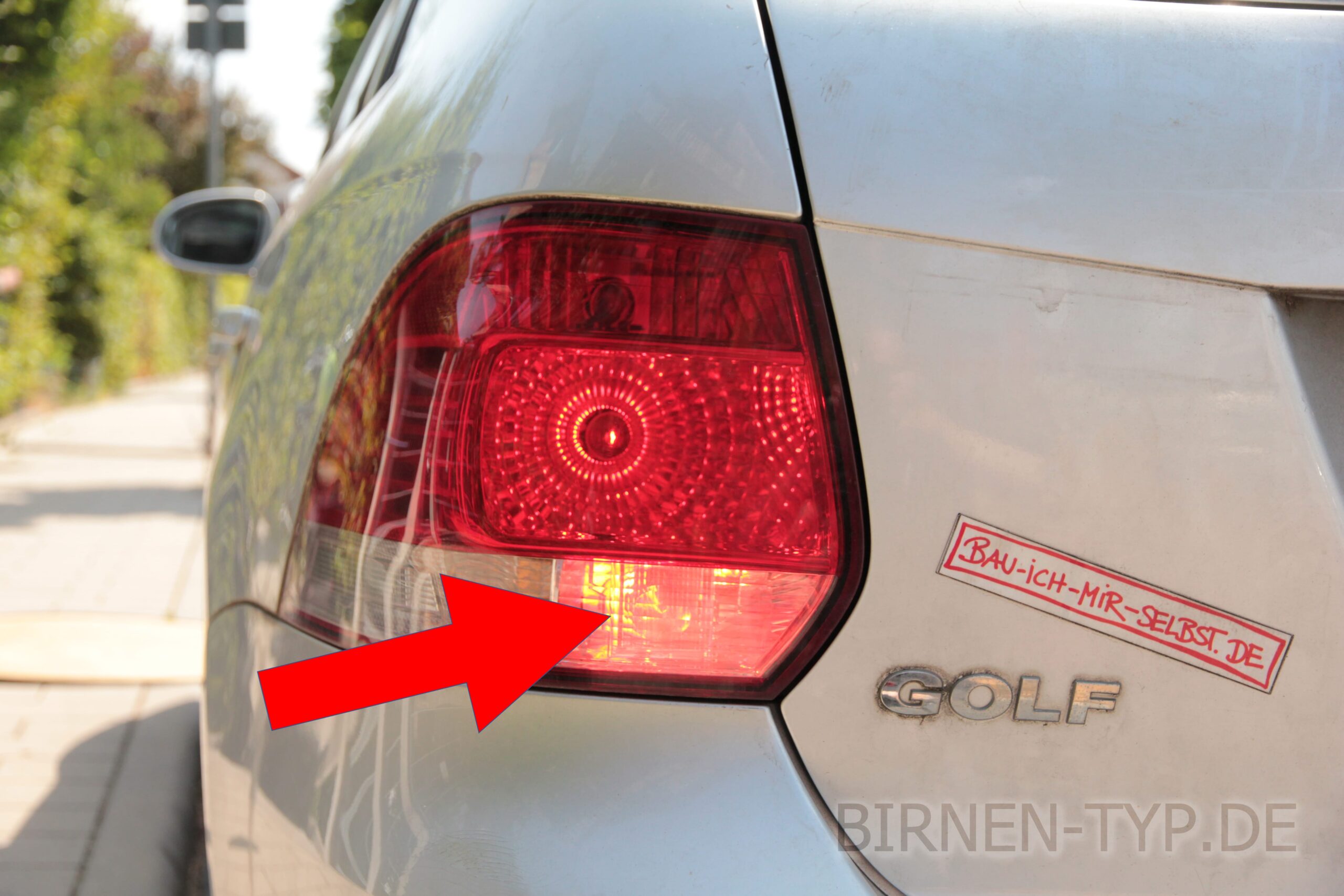 Nebelschlussleuchten-Birne hinten links oder rechts im Rücklicht des Volkswagen VW Golf 6 geht nicht Welche ist die korrekte Birne Bild 1 P21W