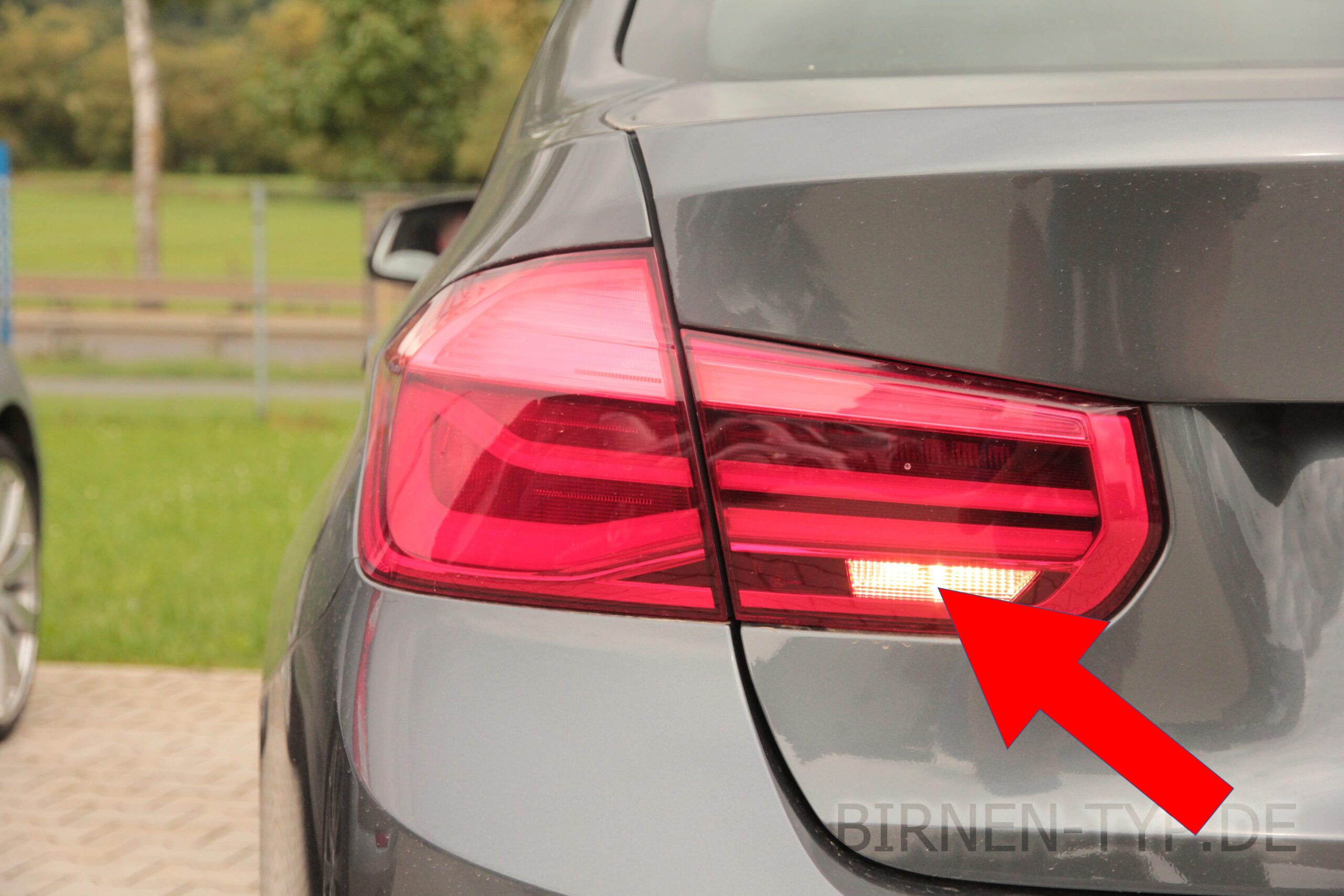 Rückfahr-Scheinwerfer-Birne hinten links oder rechts im Rücklicht des BMW 3er 6 geht nicht Welche ist die korrekte Birne Bild 2 P21W od. H21W