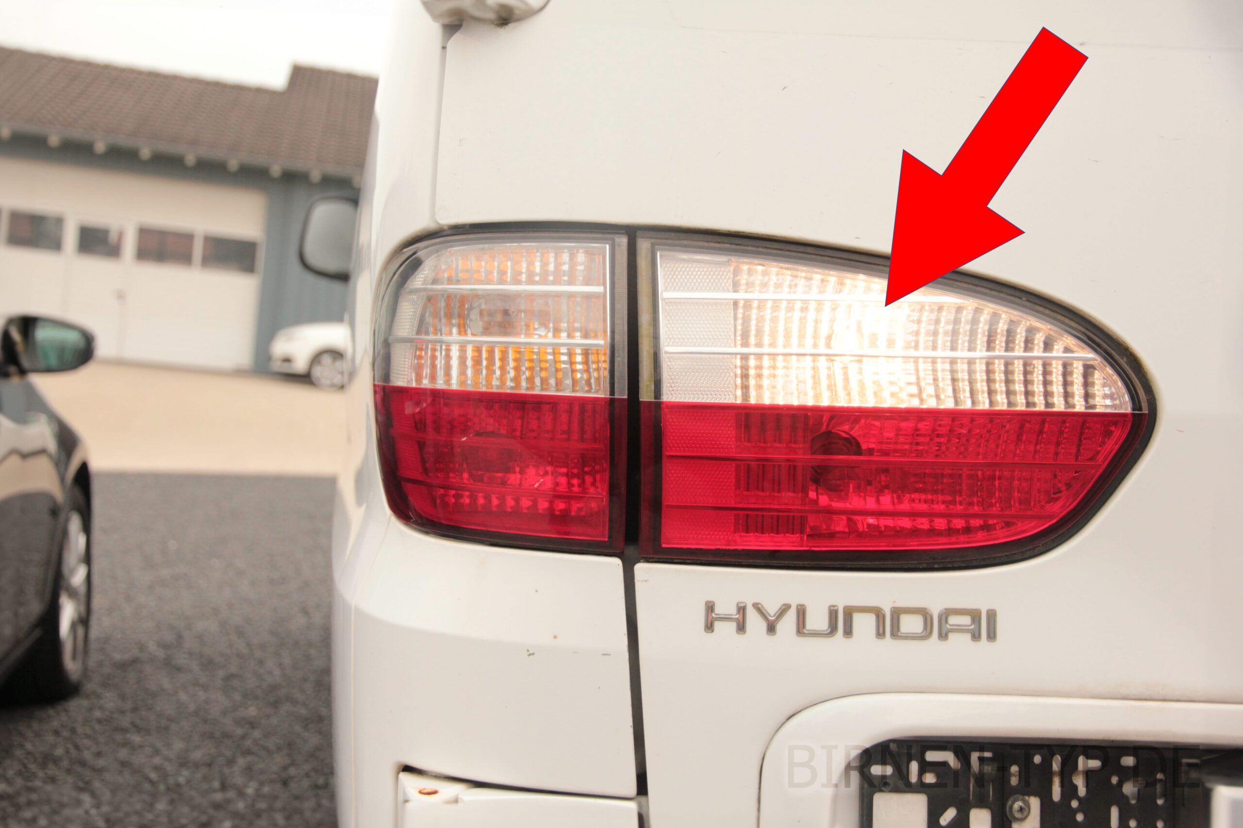 Rückfahr-Scheinwerfer-Birne hinten links oder rechts im Rücklicht des Hyundai H-1 Starex Libero 1 geht nicht Welche ist die korrekte Birne Bild 2 P21W