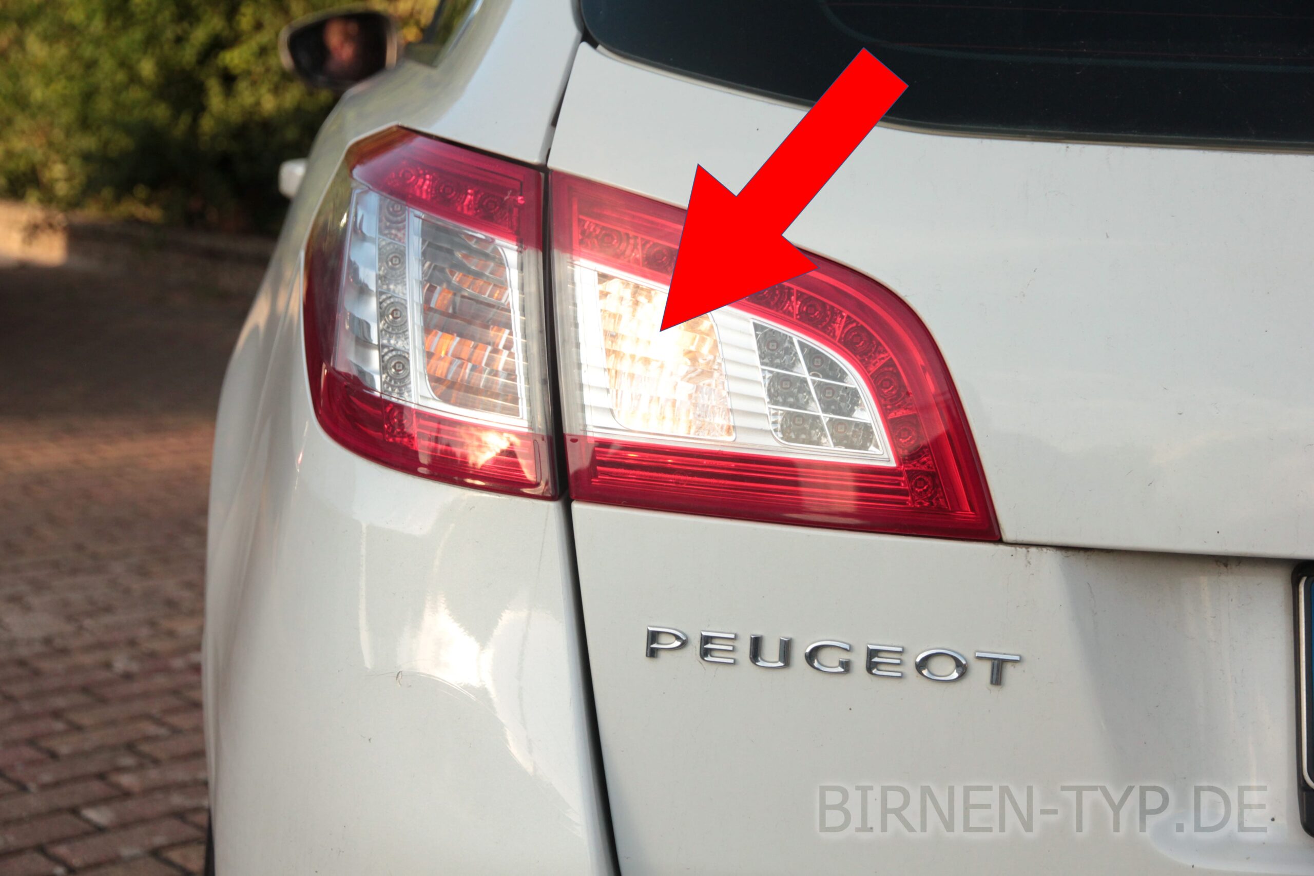 Rückfahr-Scheinwerfer-Birne hinten links oder rechts im Rücklicht des Peugeot 508 1 geht nicht Welche ist die korrekte Birne Bild 2 P21W