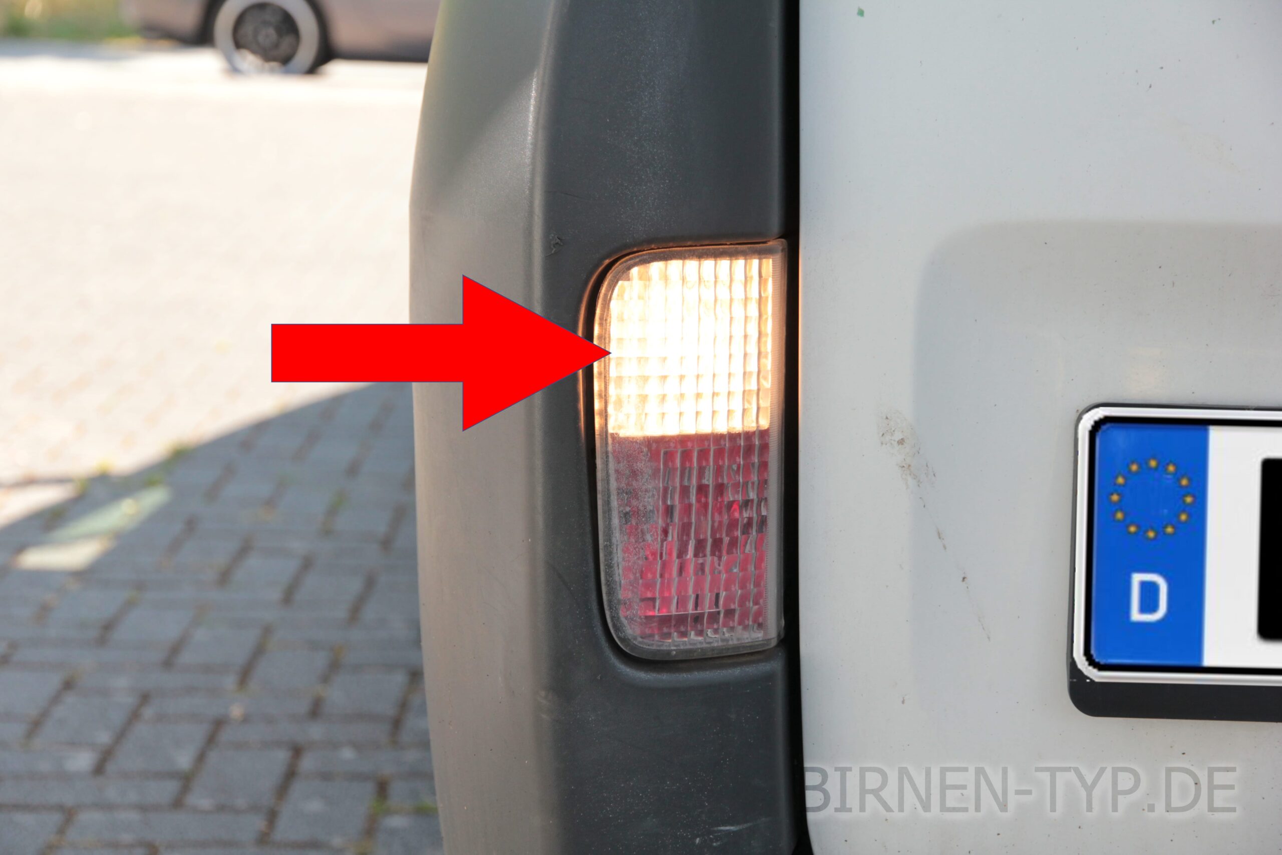 Rückfahr-Scheinwerfer-Birne hinten links oder rechts im Rücklicht des Renault Trafic 2 geht nicht Welche ist die korrekte Birne Bild 1 P21W