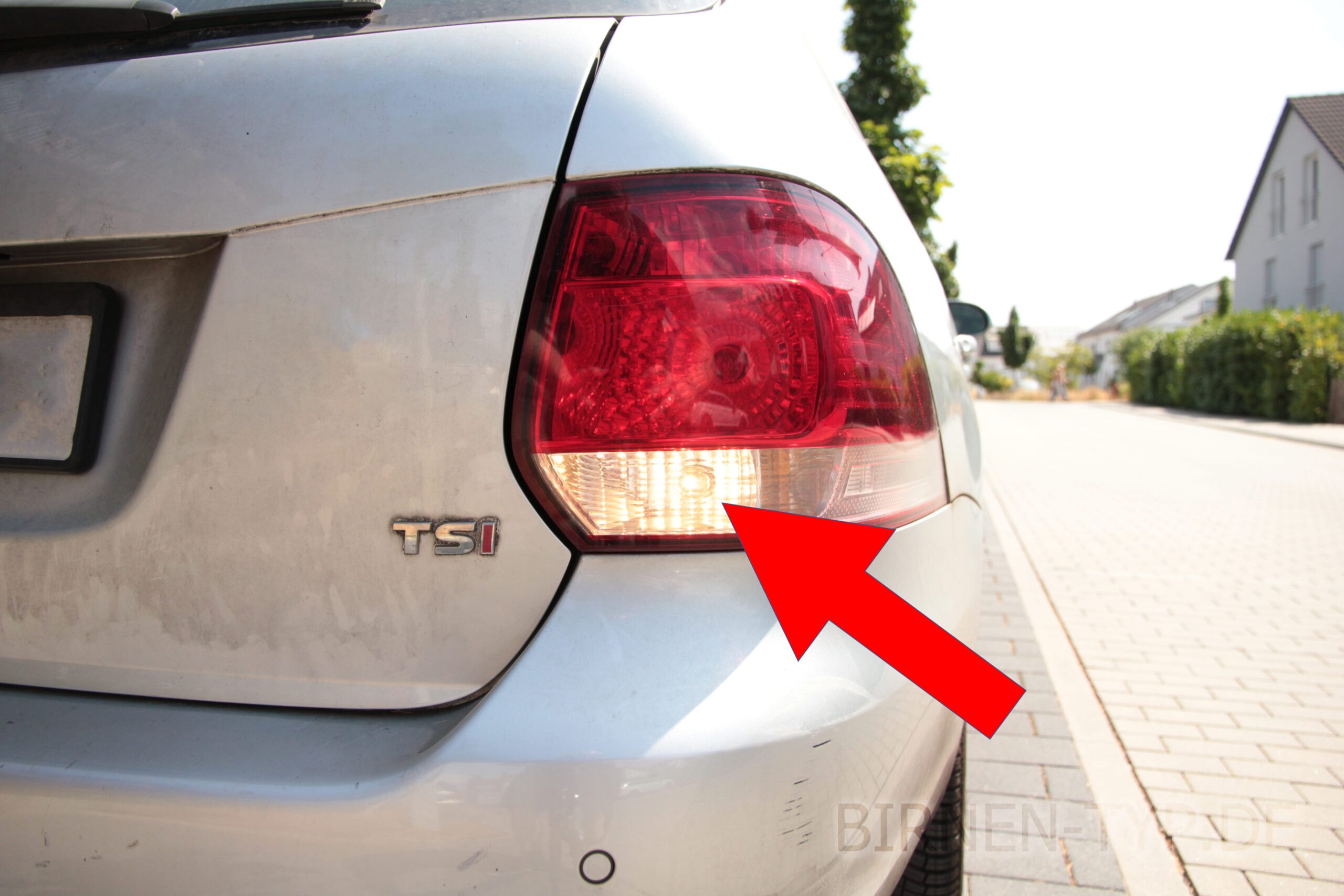 Rückfahr-Scheinwerfer-Birne hinten links oder rechts im Rücklicht des Volkswagen VW Golf 6 geht nicht Welche ist die korrekte Birne Bild 1 P21W