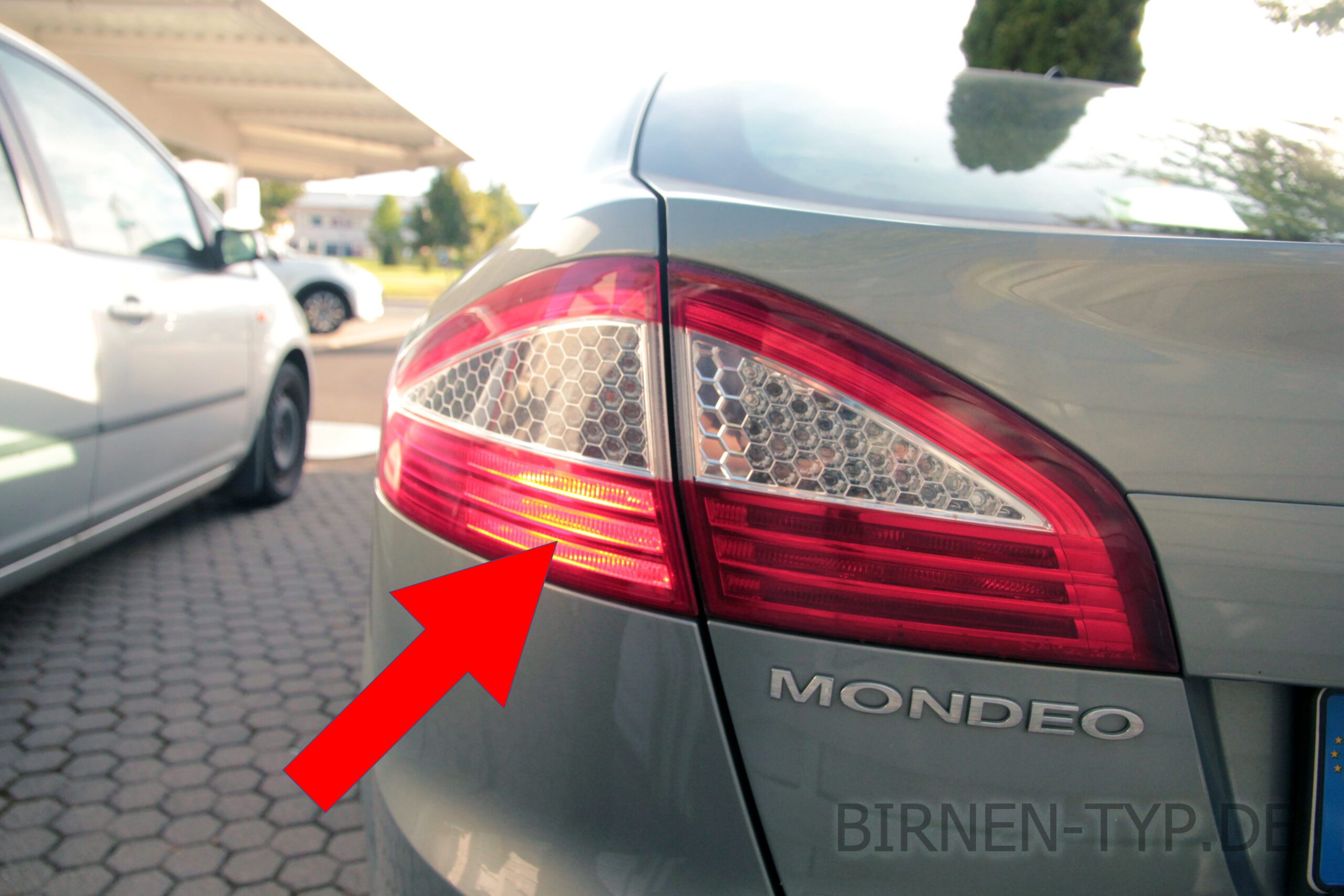 Rücklicht-Birne hinten links oder rechts im Rückleuchte des Ford Mondeo MK4 geht nicht Das ist die korrekte Birne P215W od. P214W Wackelkontakt (3)