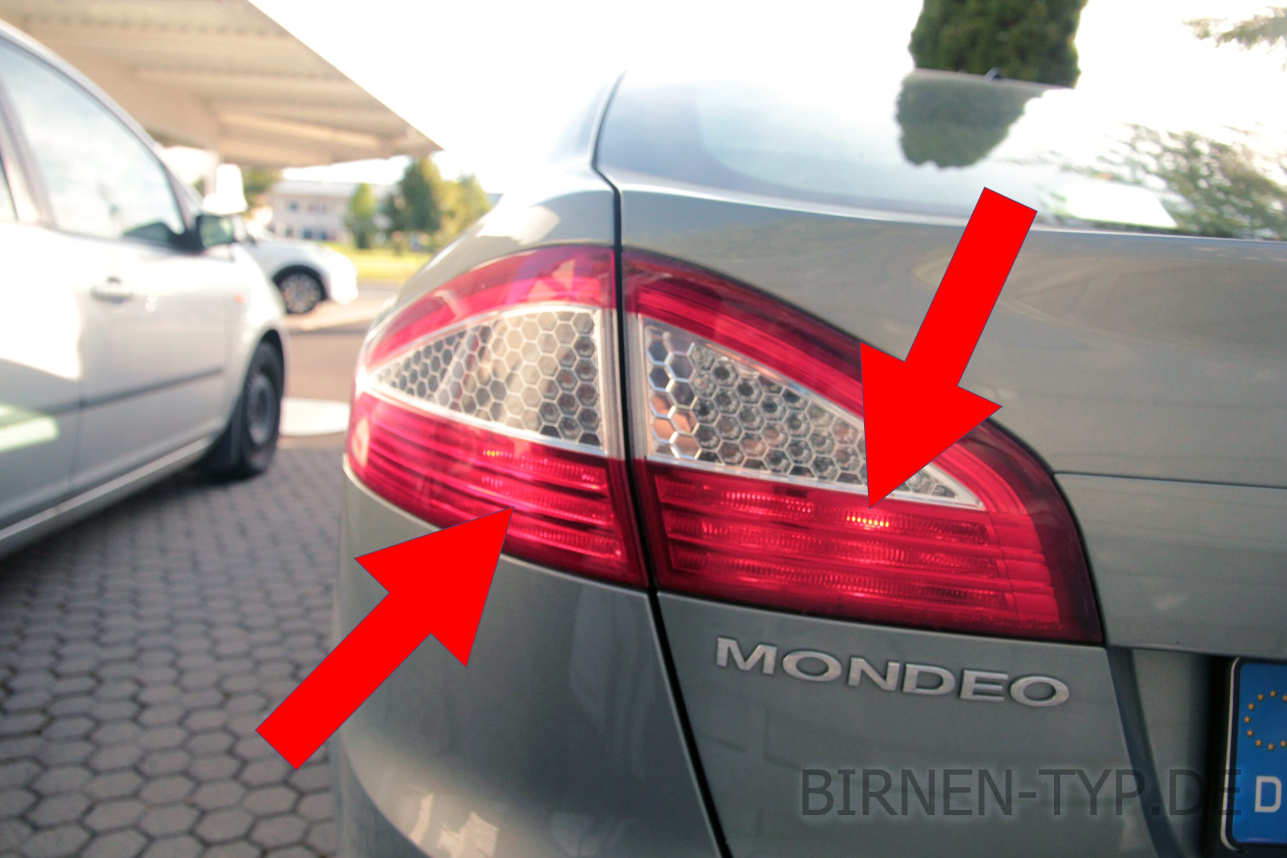 Rücklicht-Birne hinten links oder rechts im Rückleuchte des Ford Mondeo MK4 geht nicht Das ist die korrekte Birne P215W od. P214W Wackelkontakt