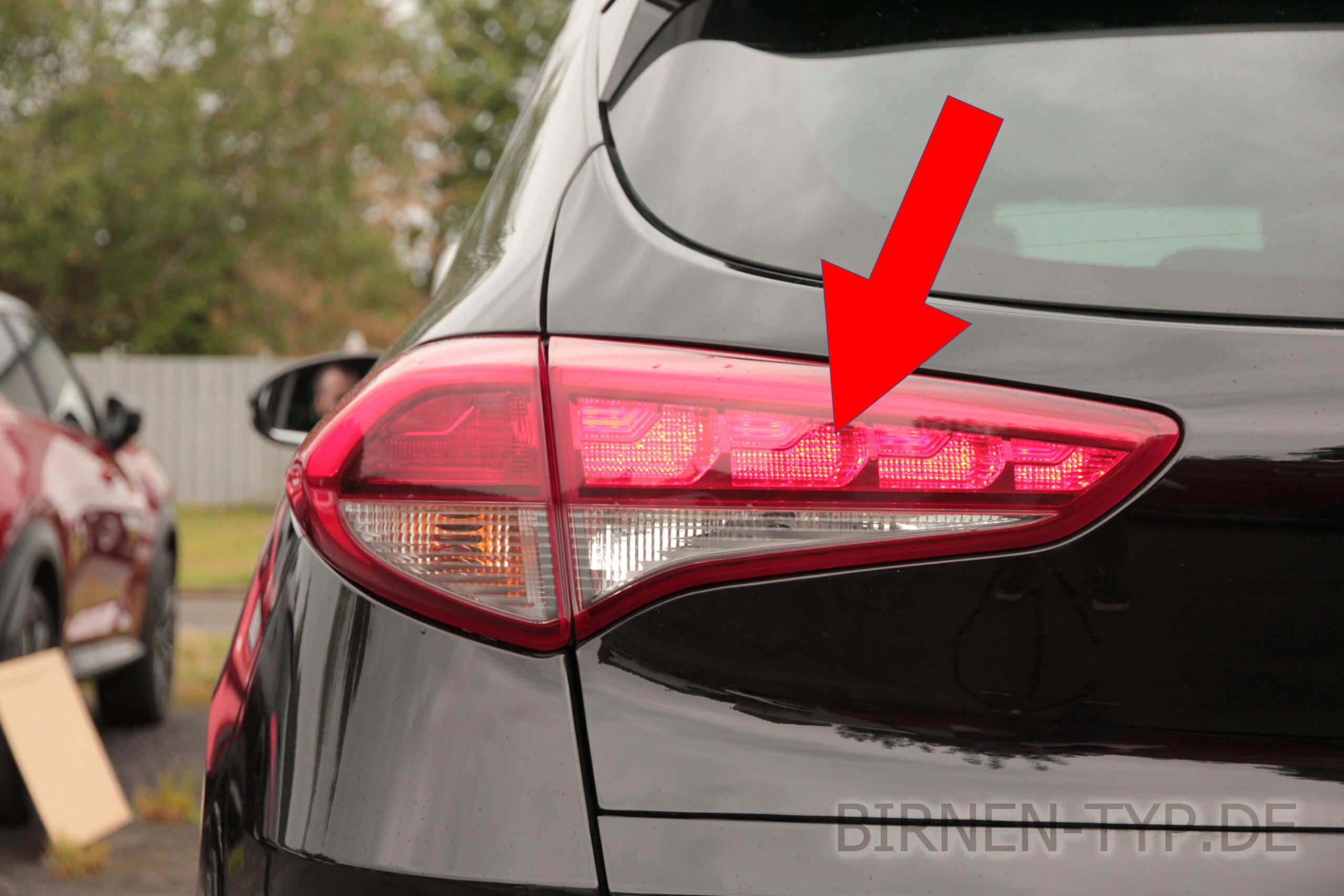 Rücklicht-Birne hinten links oder rechts im Rückleuchte des Hyundai Tucson 3 geht nicht Das ist die korrekte Birne P215W Wackelkontakt