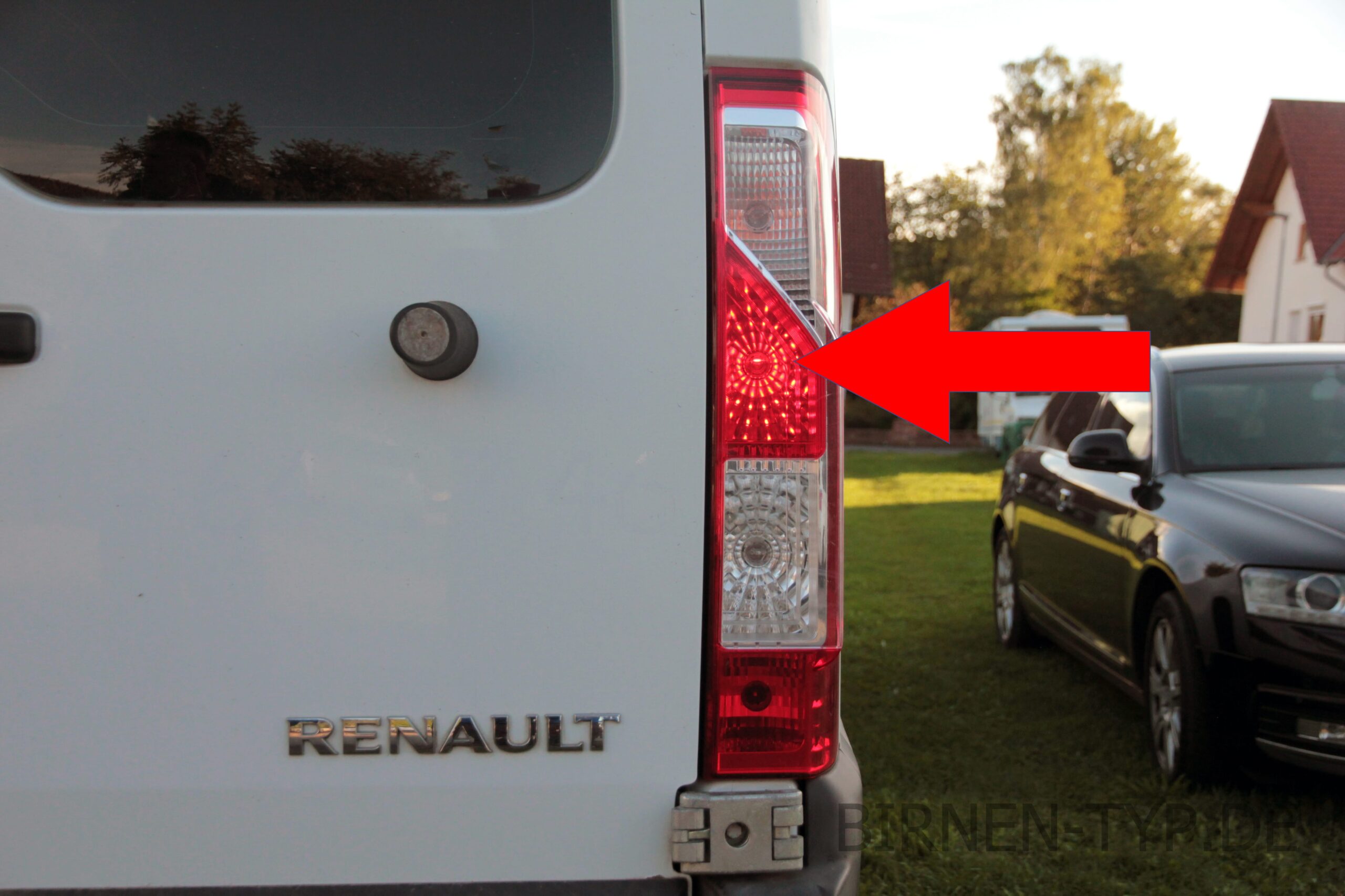 Rücklicht-Birne hinten links oder rechts im Rückleuchte des Renault Master 3 geht nicht Das ist die korrekte Birne P215W Wackelkontakt