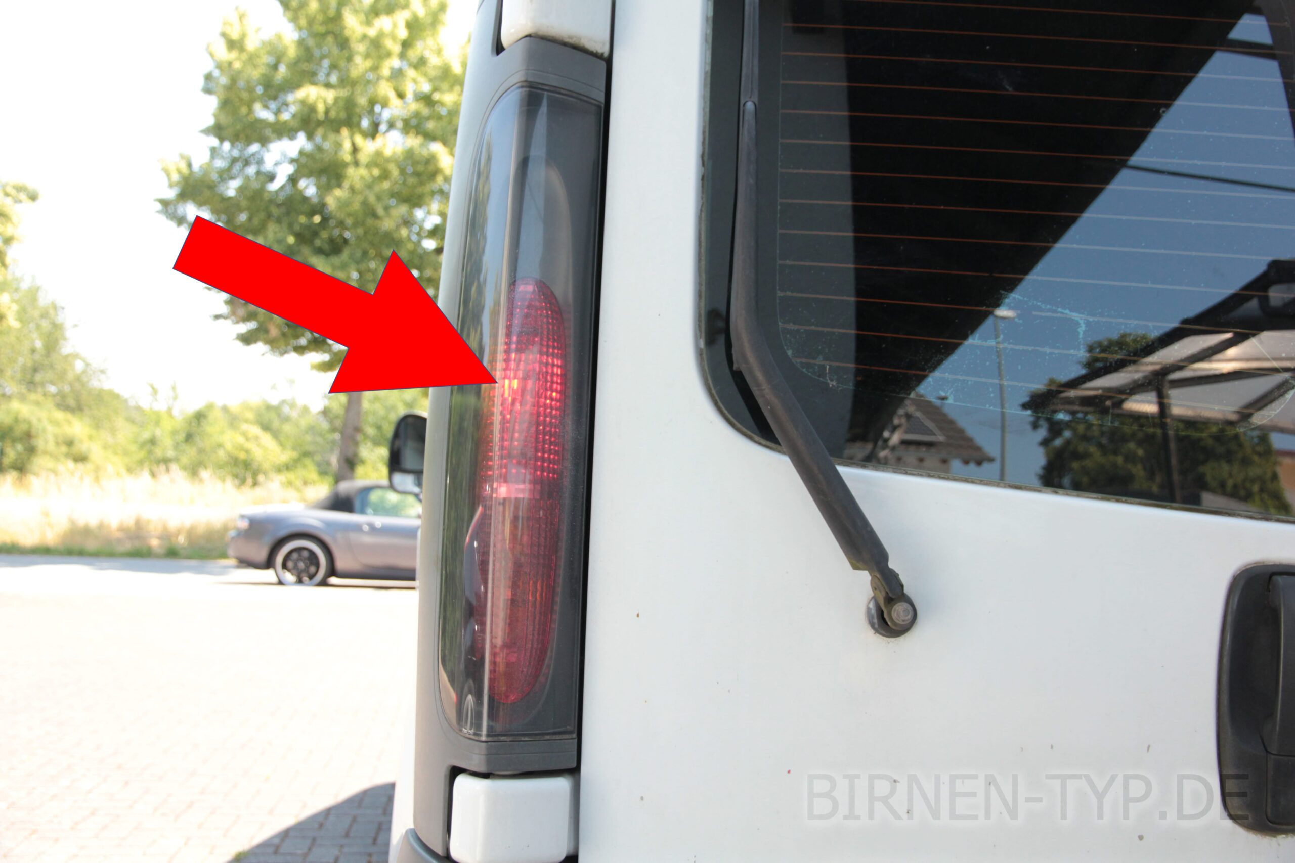 Rücklicht-Birne hinten links oder rechts im Rückleuchte des Renault Trafic 2 geht nicht Das ist die korrekte Birne P215W Wackelkontakt