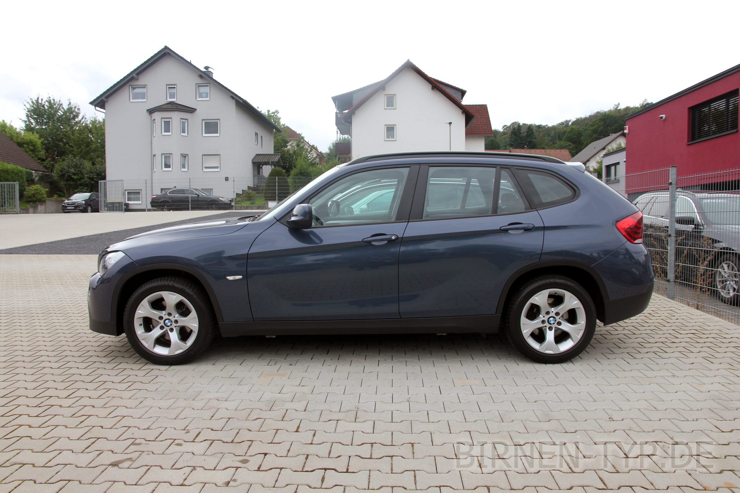 Seitenansicht des BMW X1 1 (2009 - 2015) links rechts Fahrerseite Beifahrerseite