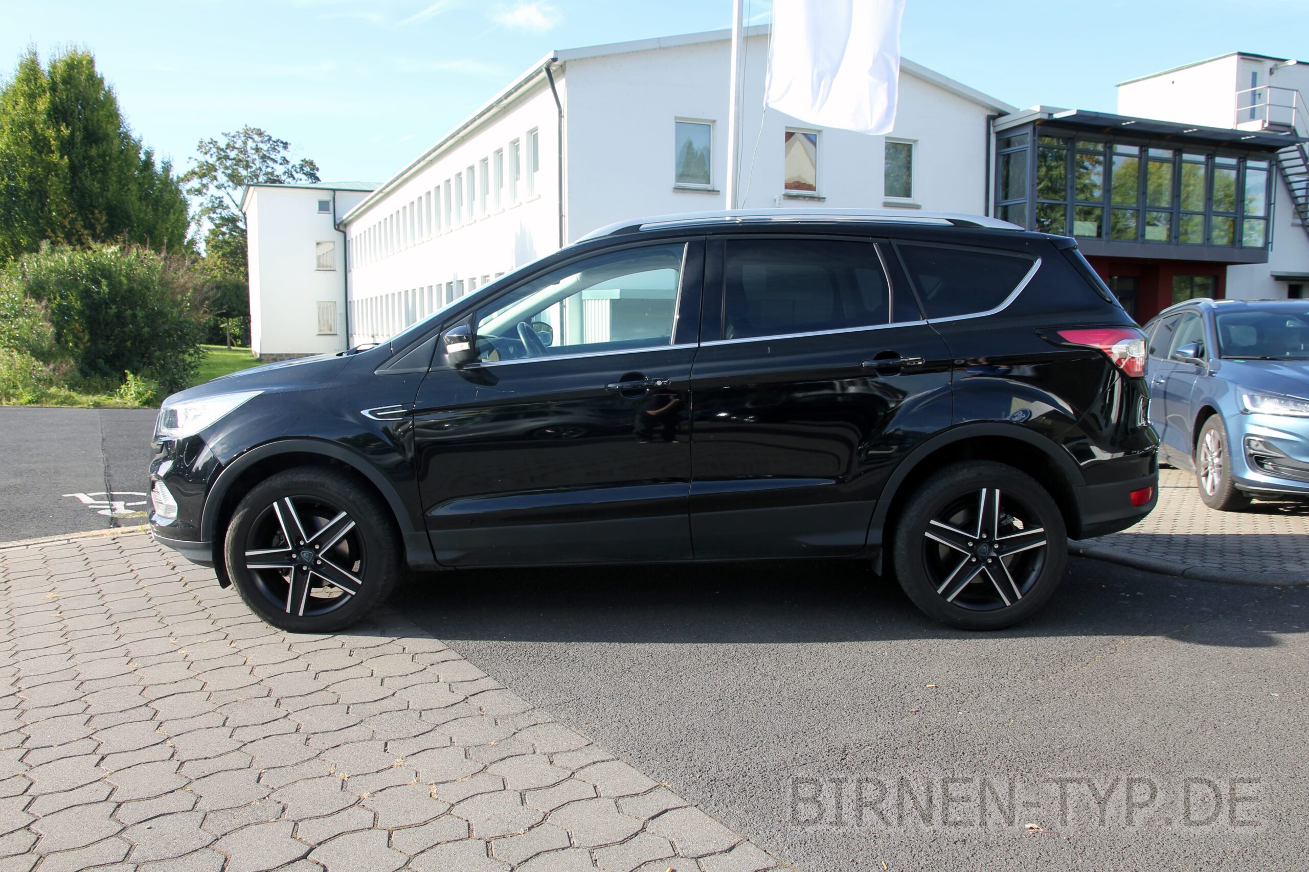 Seitenansicht des Ford Kuga MK2 (2012 - 2019) links rechts Fahrerseite Beifahrerseite