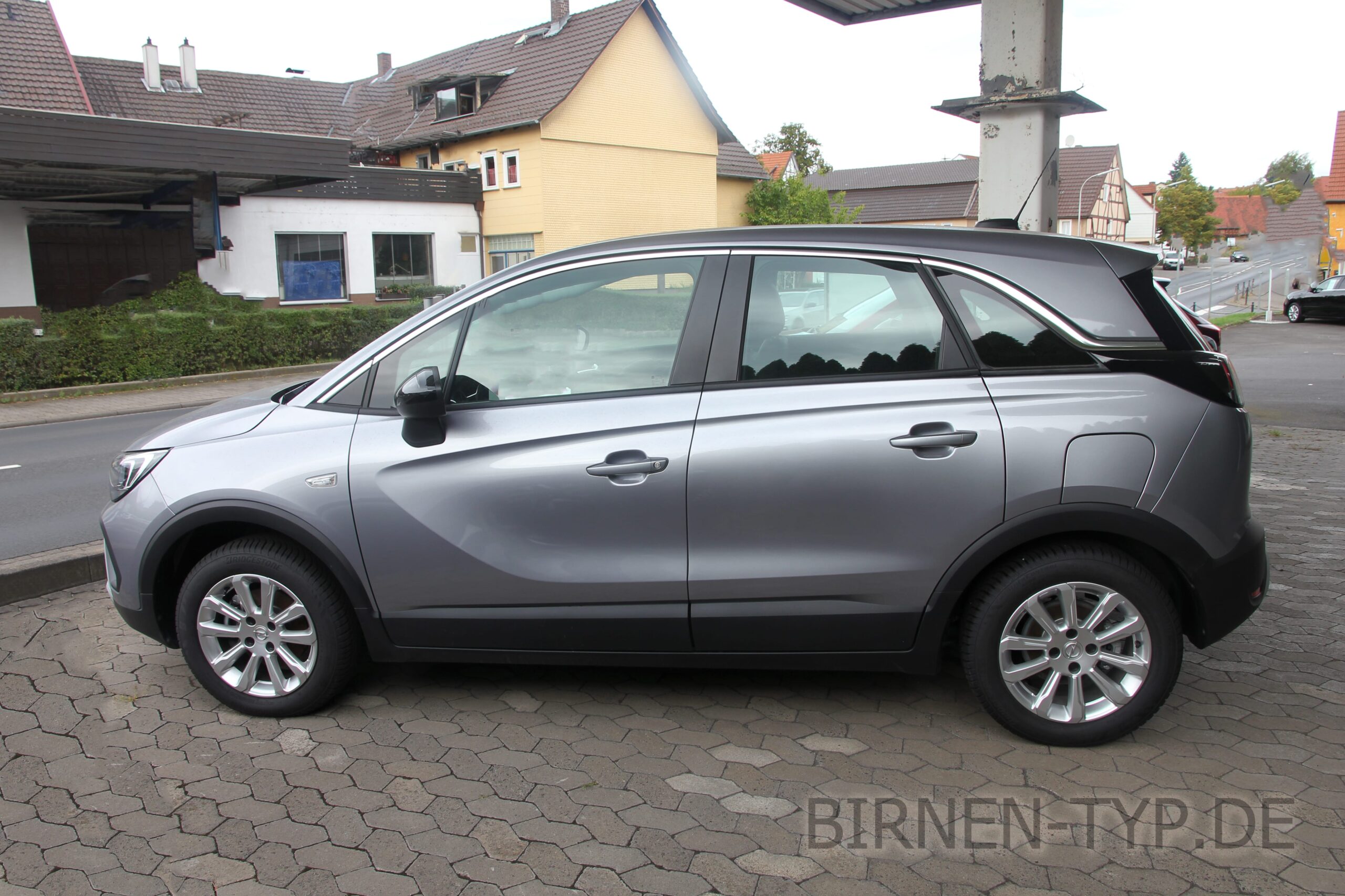 Seitenansicht des Opel Crossland (X) 1-Facelift (2021 - heute) links rechts Fahrerseite Beifahrerseite