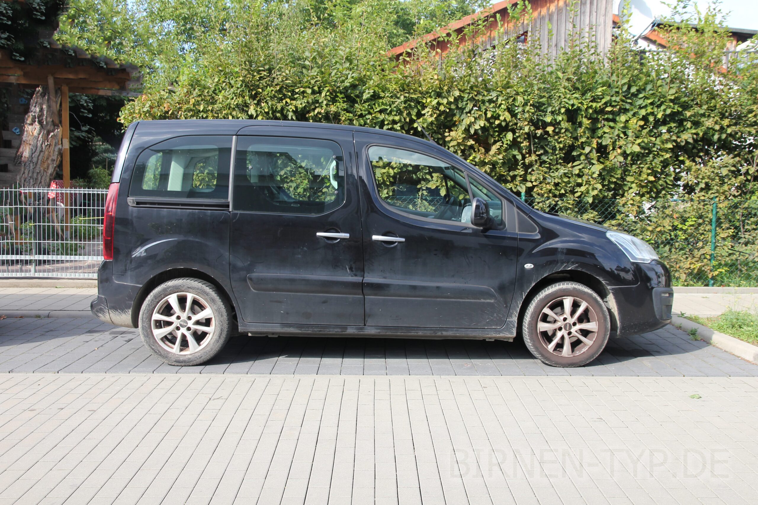 Seitenansicht des Citroën Berlingo 2 (2008 - 2018) links rechts Fahrerseite Beifahrerseite