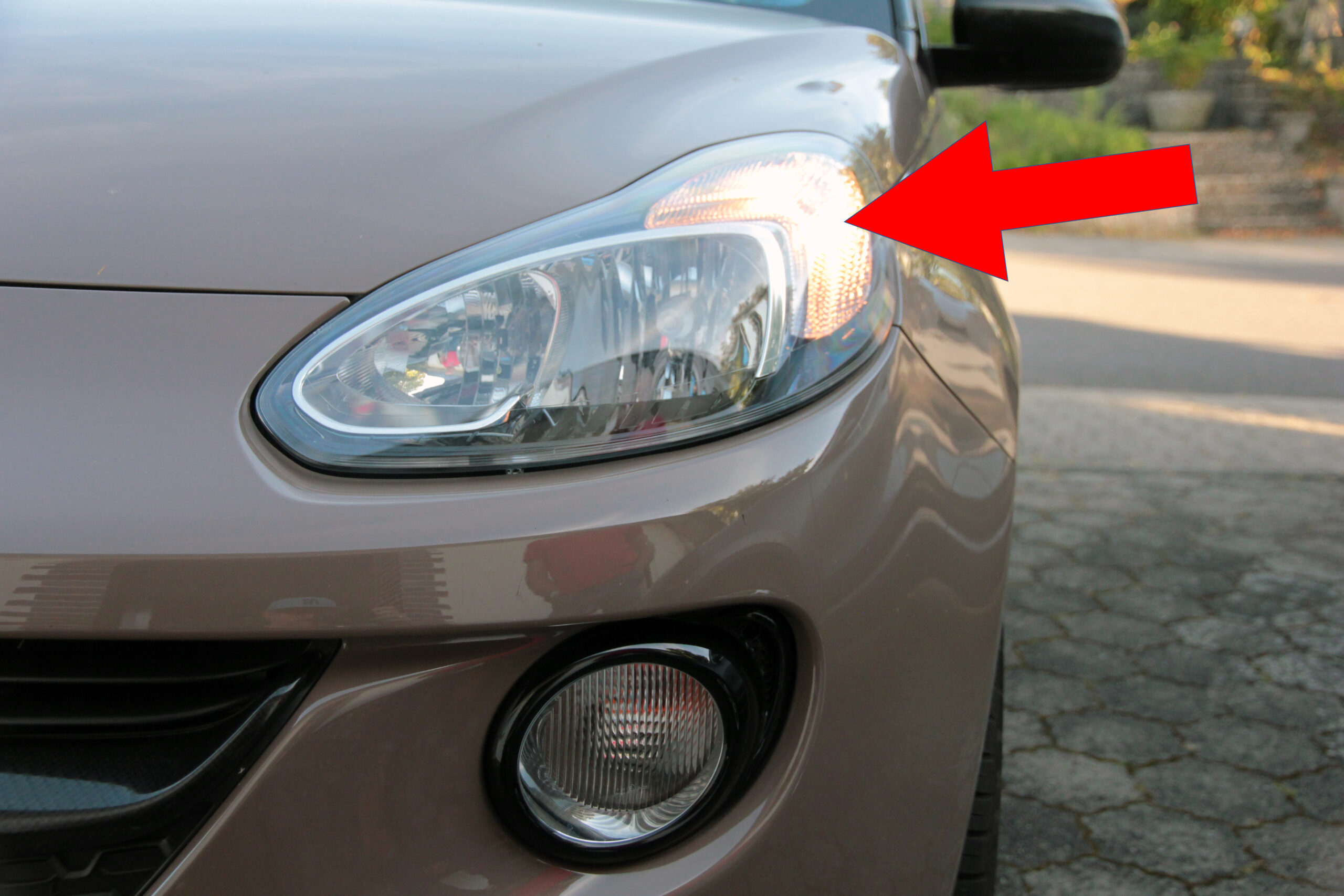 Opel Adam > Halogen-Scheinwerfer - Glühlampen auswechseln