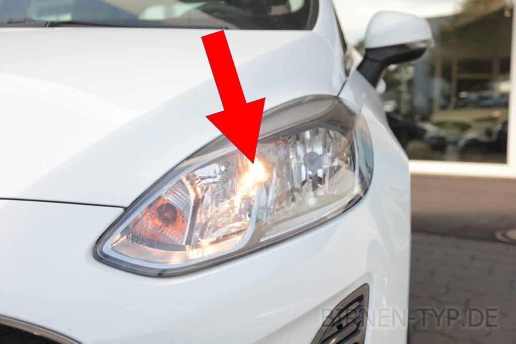 Tagfahrlicht-Birne für den Halogen-Front-Scheinwerfer des Ford Fiesta MK7 2017 2023 links bzw. rechts ist defekt Die korrekte H15 od. LED-Birne kaufen