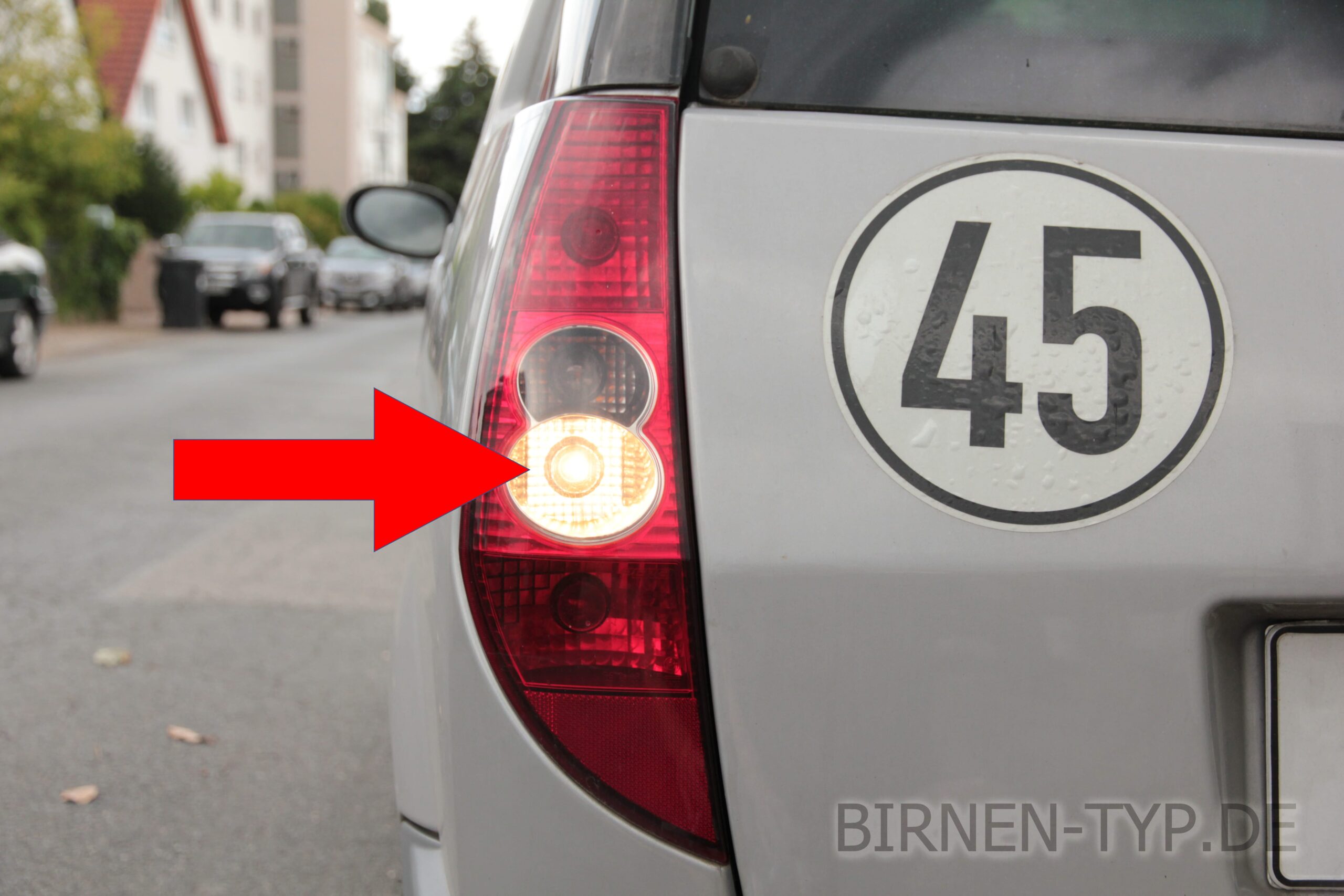 Rückfahr-Scheinwerfer-Birne hinten links oder rechts im Rücklicht des Aixam Crossline 1 geht nicht Welche ist die korrekte Birne Bild 1 P21W